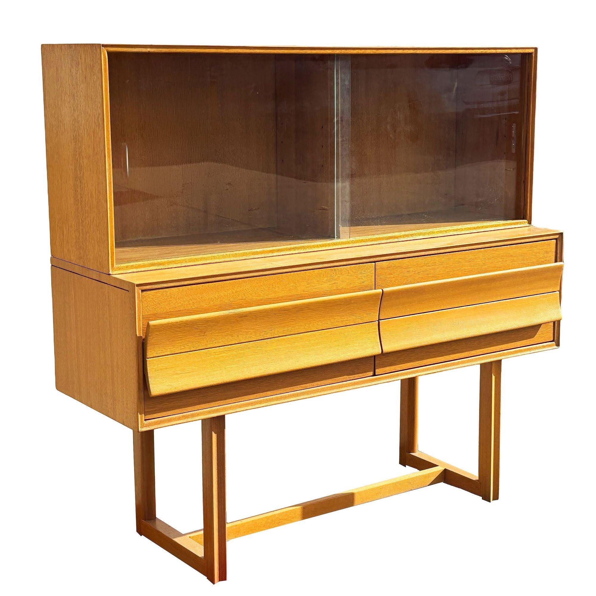 Aparador MCM de abedul rubio con vitrina de Paul Laszlo para Brown Saltman en venta