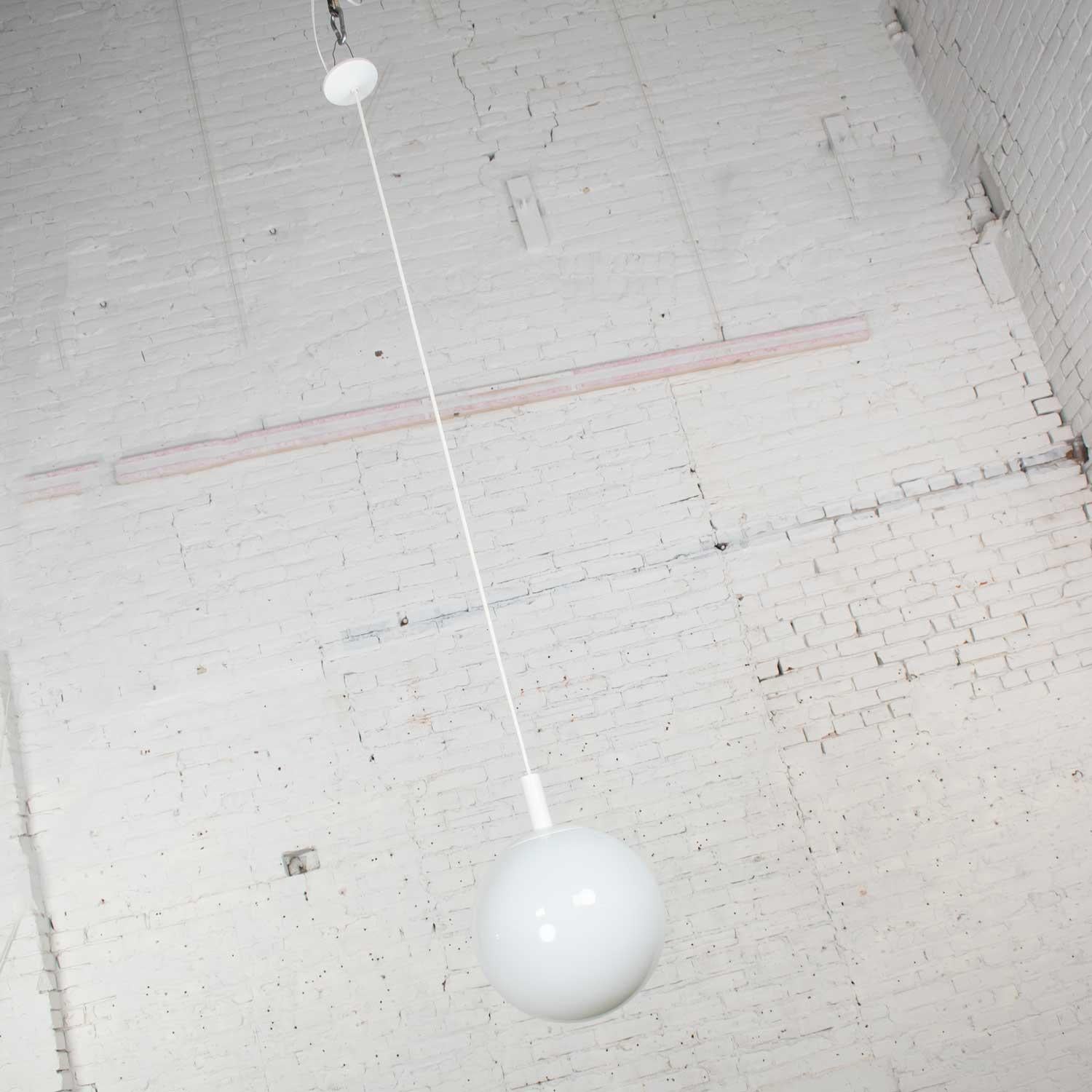 Lámpara colgante MCM Blown Milk Glass Large Globe Pendant Light by Lite Trend of La Palma CA en Bueno estado para la venta en Topeka, KS