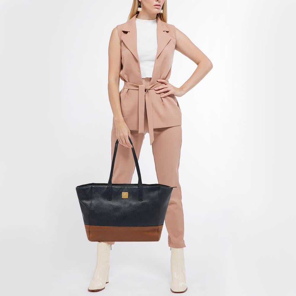 This alluring tote bag for women has been designed to assist you on any day. Convenient to carry and fashionably designed, the tote is cut with skill and sewn into a great shape. It is well-equipped to be a reliable accessory. 