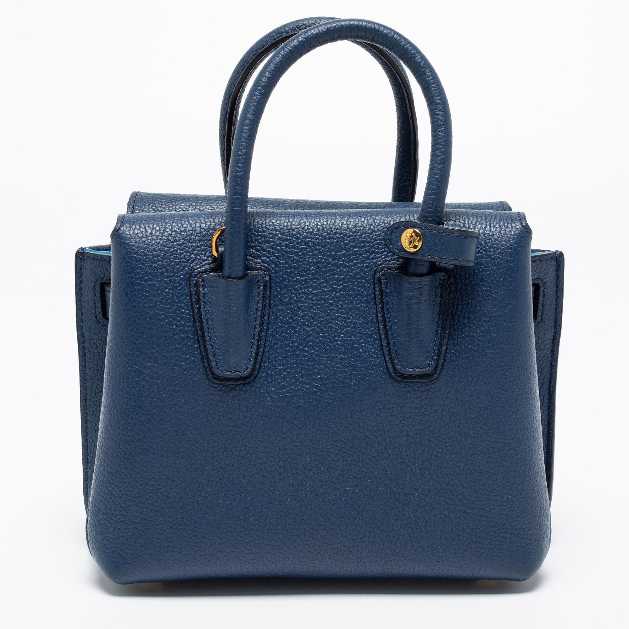 Flaunt your unique aesthetics in fashion with this fabulous Milla Park Avenue tote from MCM. It is crafted from blue leather on the exterior and features gold-toned hardware and an Alcantara-lined interior. This tote is supported by dual