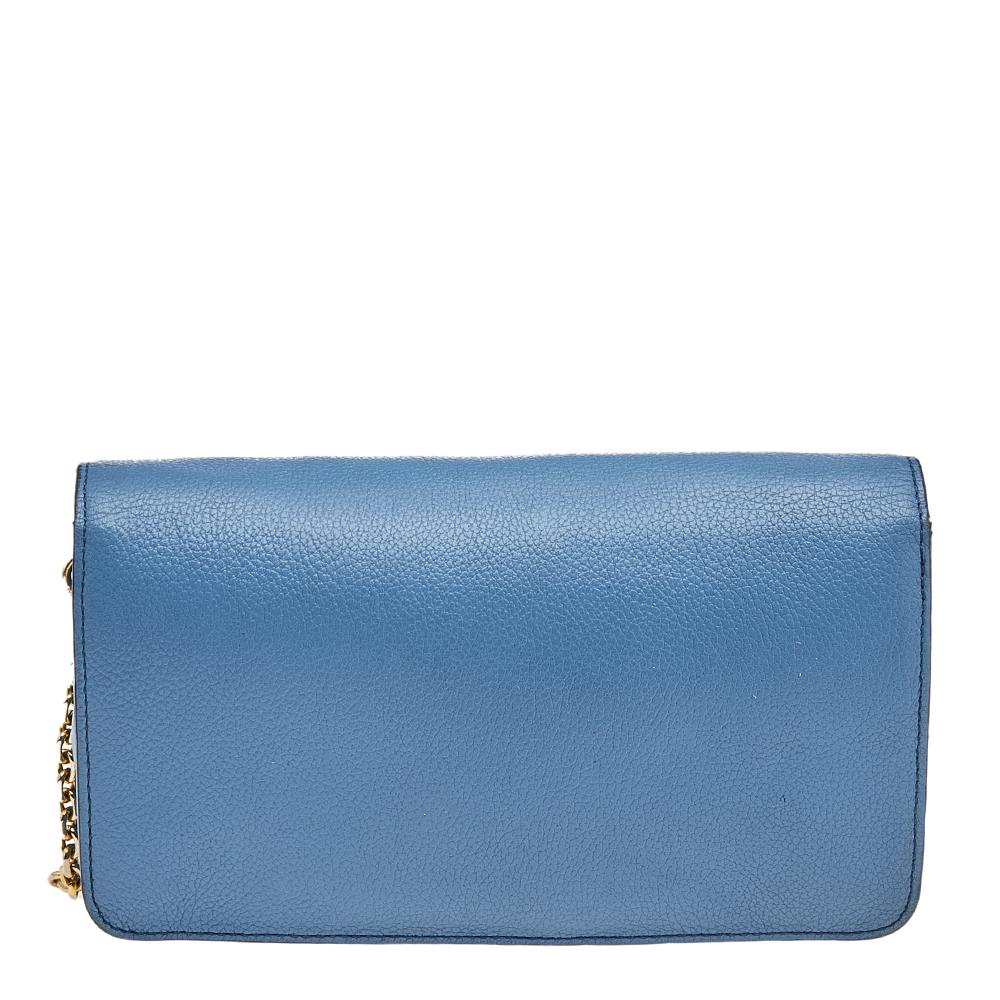 The simple silhouette and the use of blue leather for the exterior bring out the appeal of this MCM shoulder bag. It features a shoulder strap, gold-tone hardware, and a fabric-lined interior.