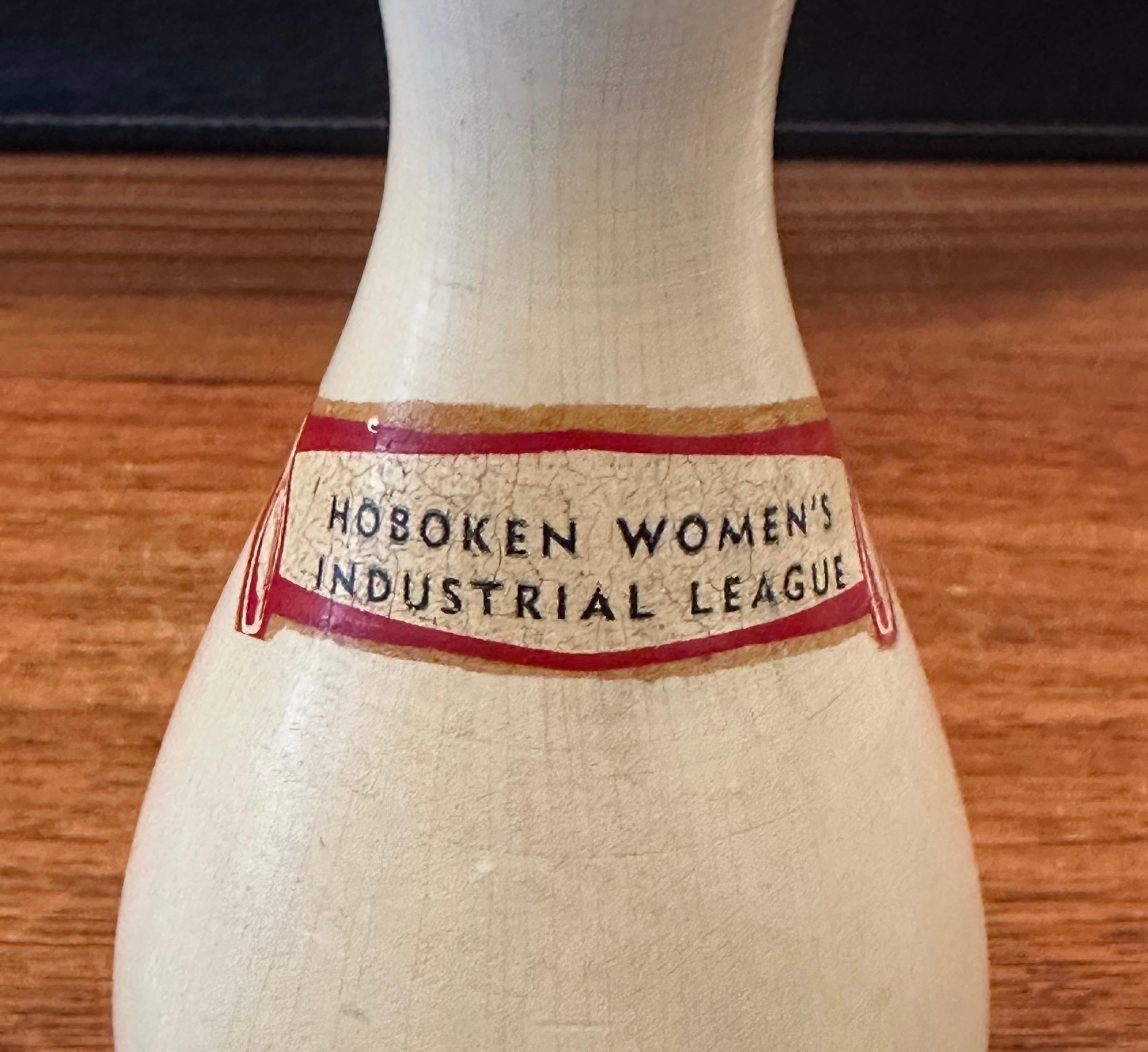 MCM Bowling-Anstecknadelholz-Trophäe „Hoboken Women's Industrial League“ im Angebot 3