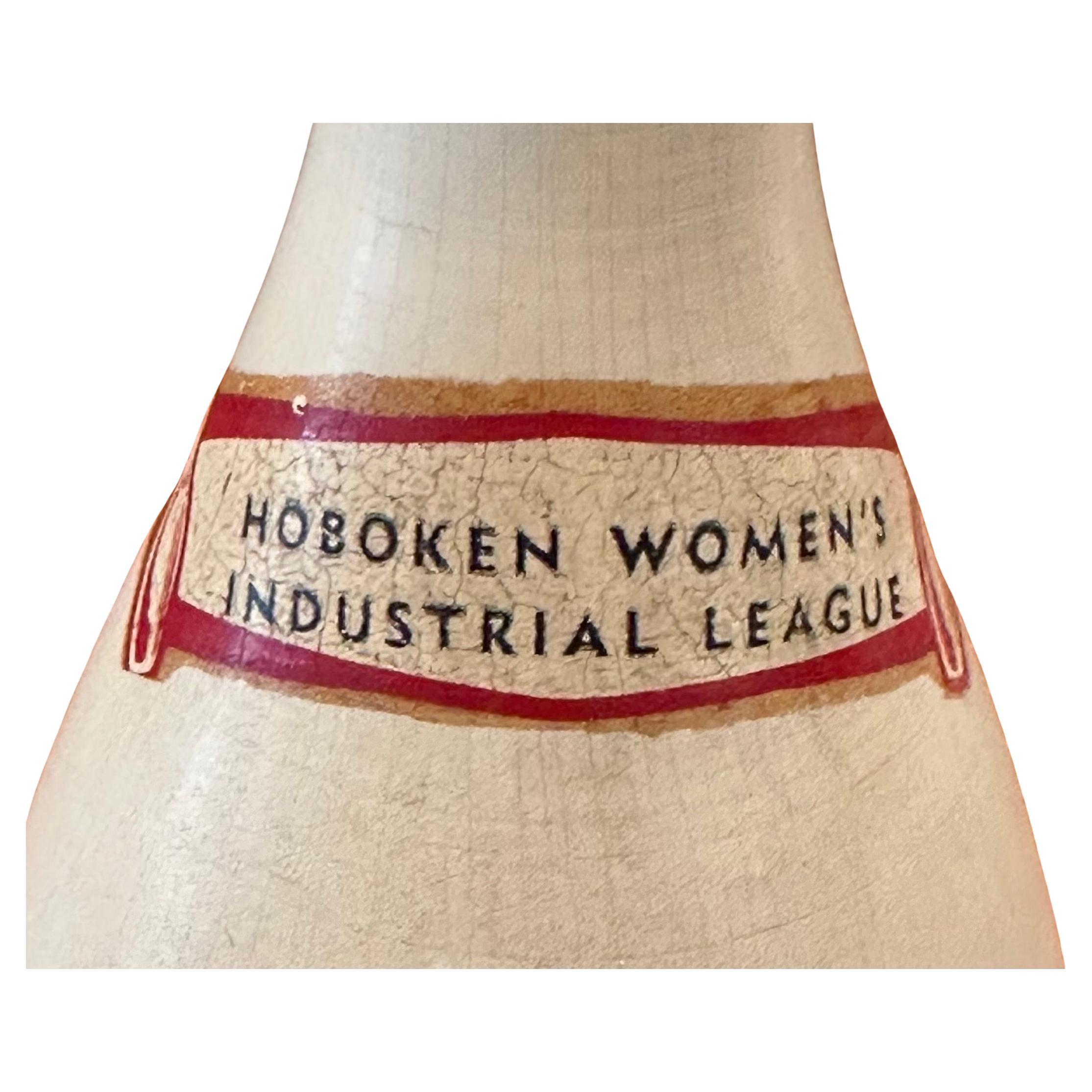 MCM Bowling-Anstecknadelholz-Trophäe „Hoboken Women's Industrial League“ (Moderne der Mitte des Jahrhunderts) im Angebot