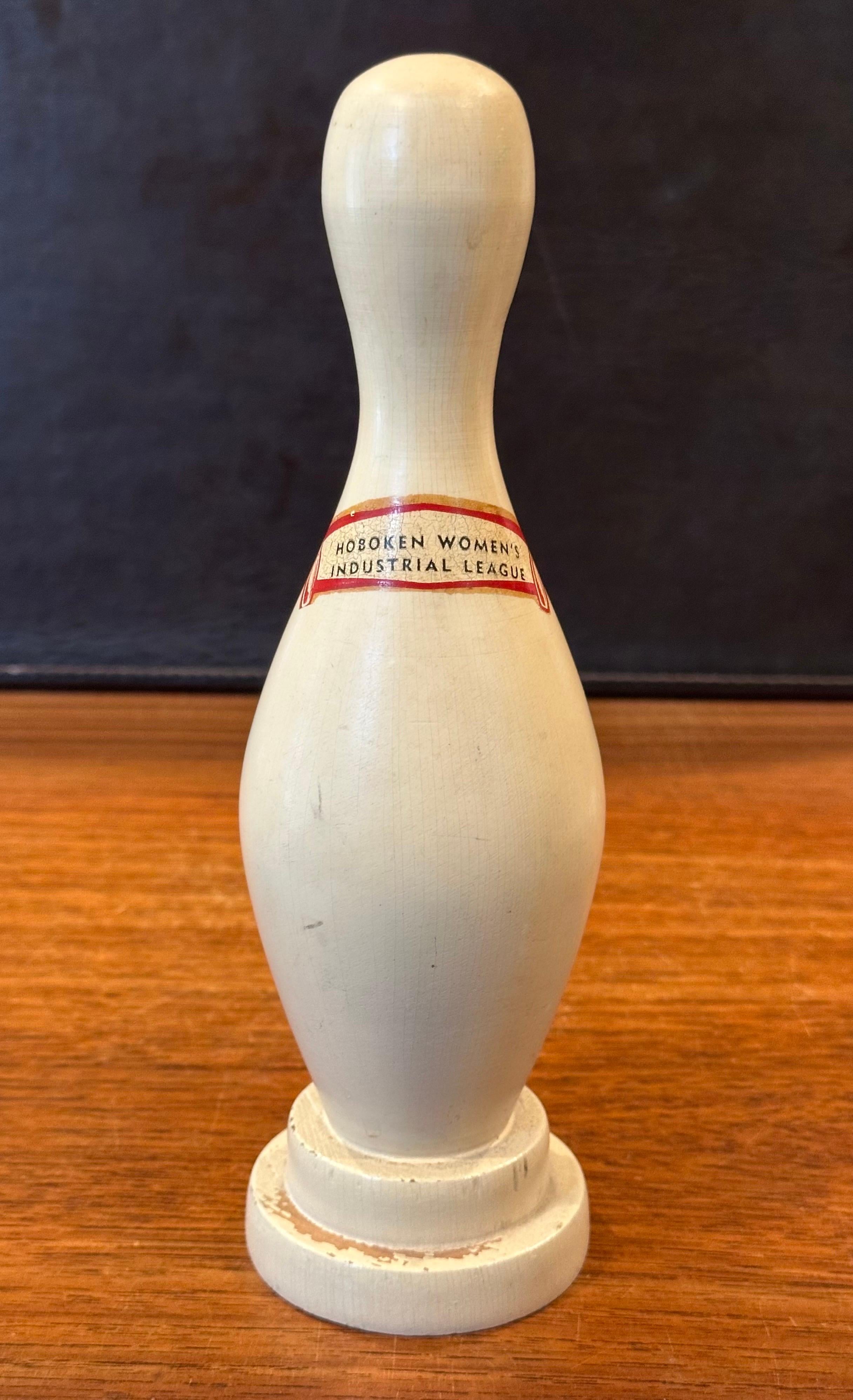 MCM Bowling-Anstecknadelholz-Trophäe „Hoboken Women's Industrial League“ (amerikanisch) im Angebot