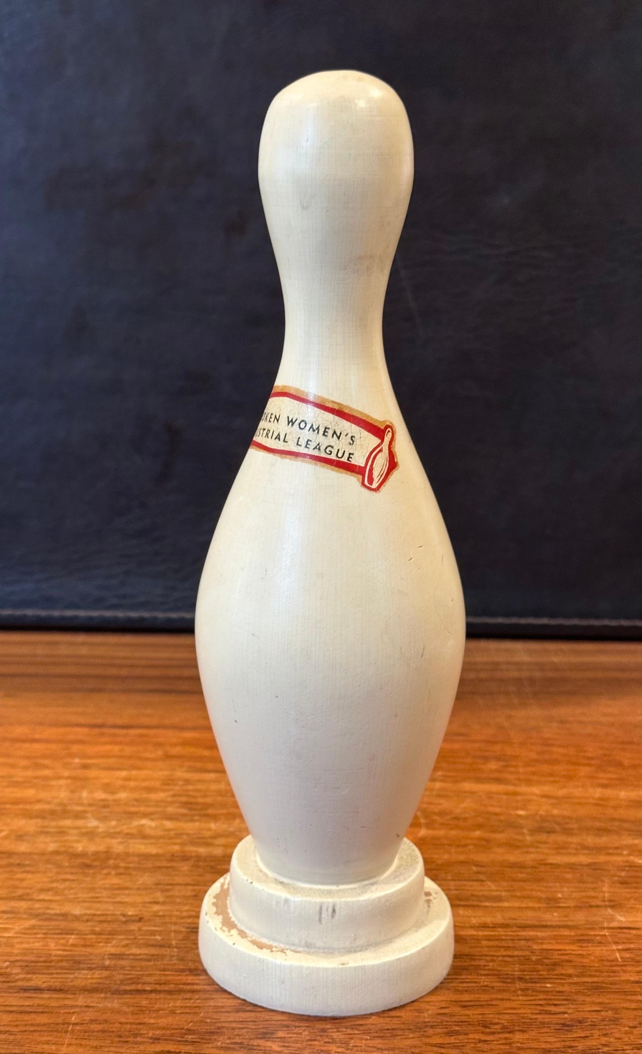 MCM Bowling-Anstecknadelholz-Trophäe „Hoboken Women's Industrial League“ im Zustand „Gut“ im Angebot in San Diego, CA