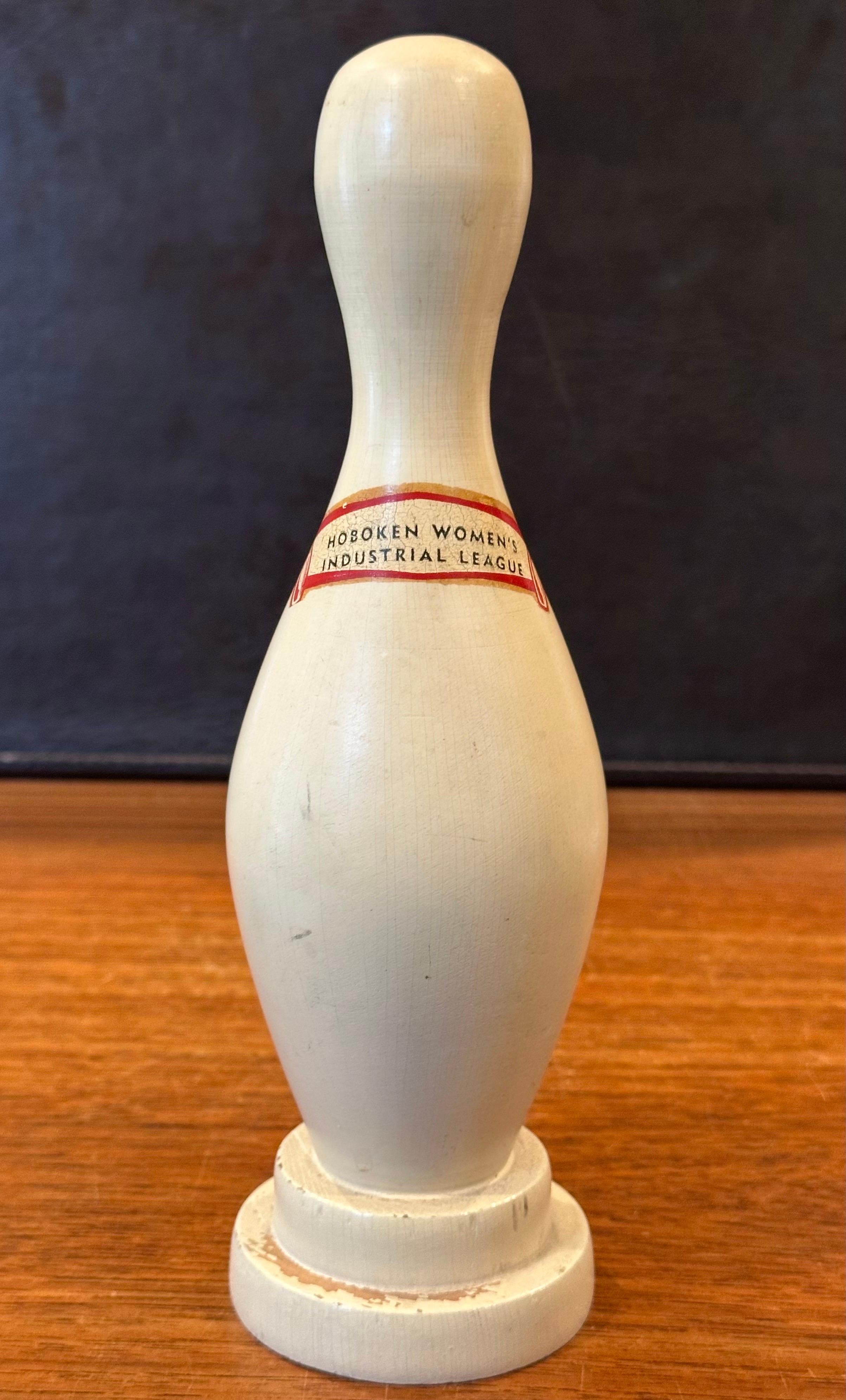 MCM Bowling-Anstecknadelholz-Trophäe „Hoboken Women's Industrial League“ (20. Jahrhundert) im Angebot
