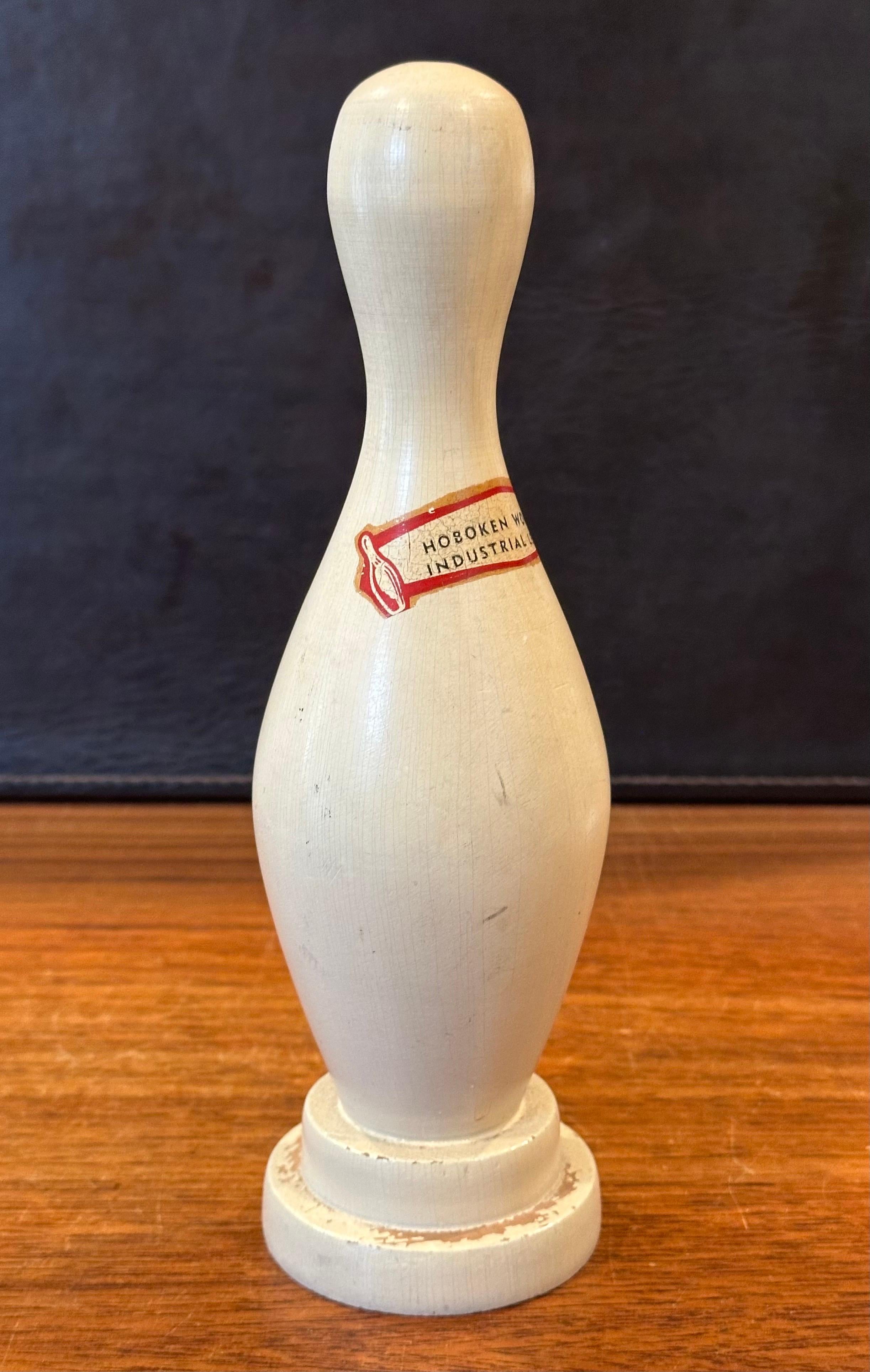 MCM Bowling-Anstecknadelholz-Trophäe „Hoboken Women's Industrial League“ (Holz) im Angebot