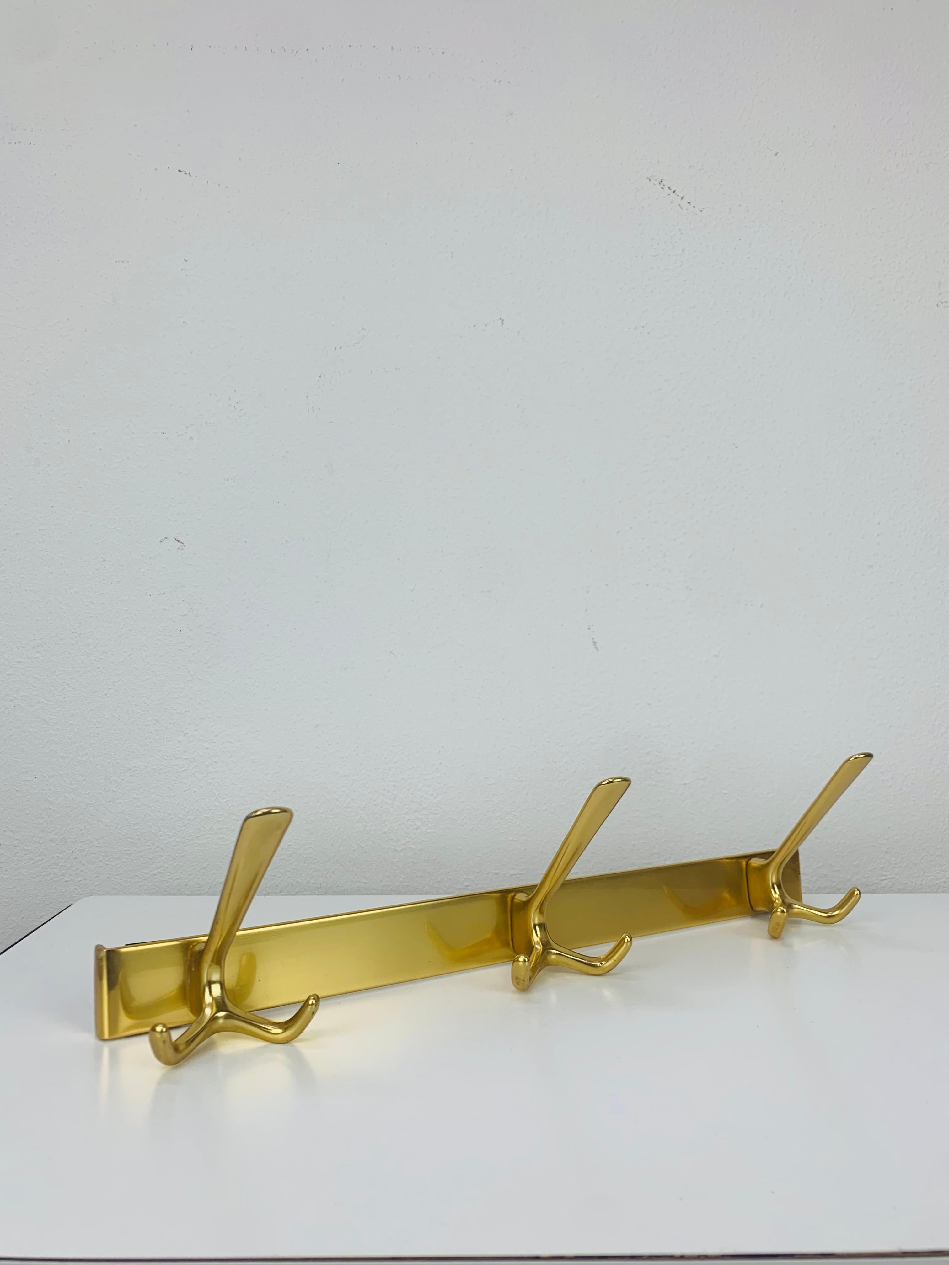 MCM Garderobenständer aus goldenem Messing. 