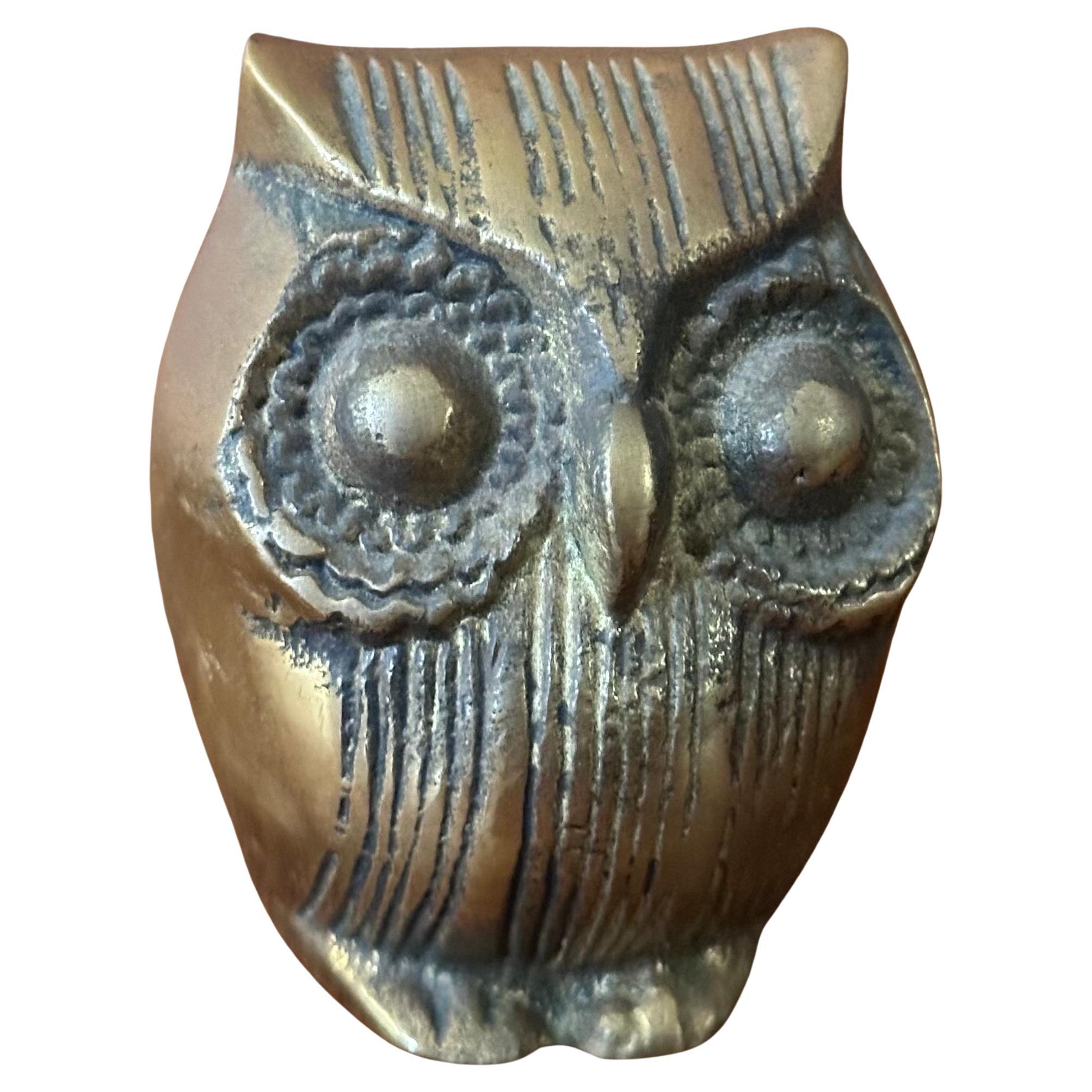 Una escultura / pisapapeles de latón MCM muy chula, de alrededor de los años 60. El búho está en muy buen estado vintage y mide 2 