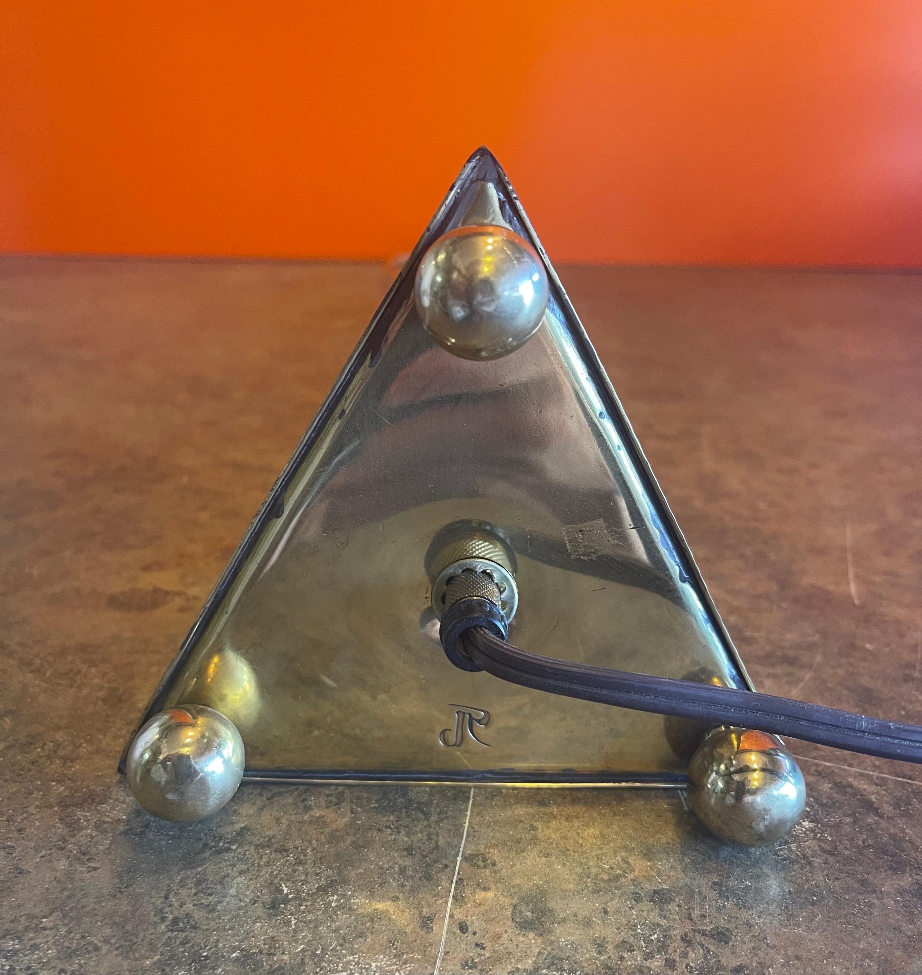 Lampe à poser pyramidale en laiton MCM en vente 7