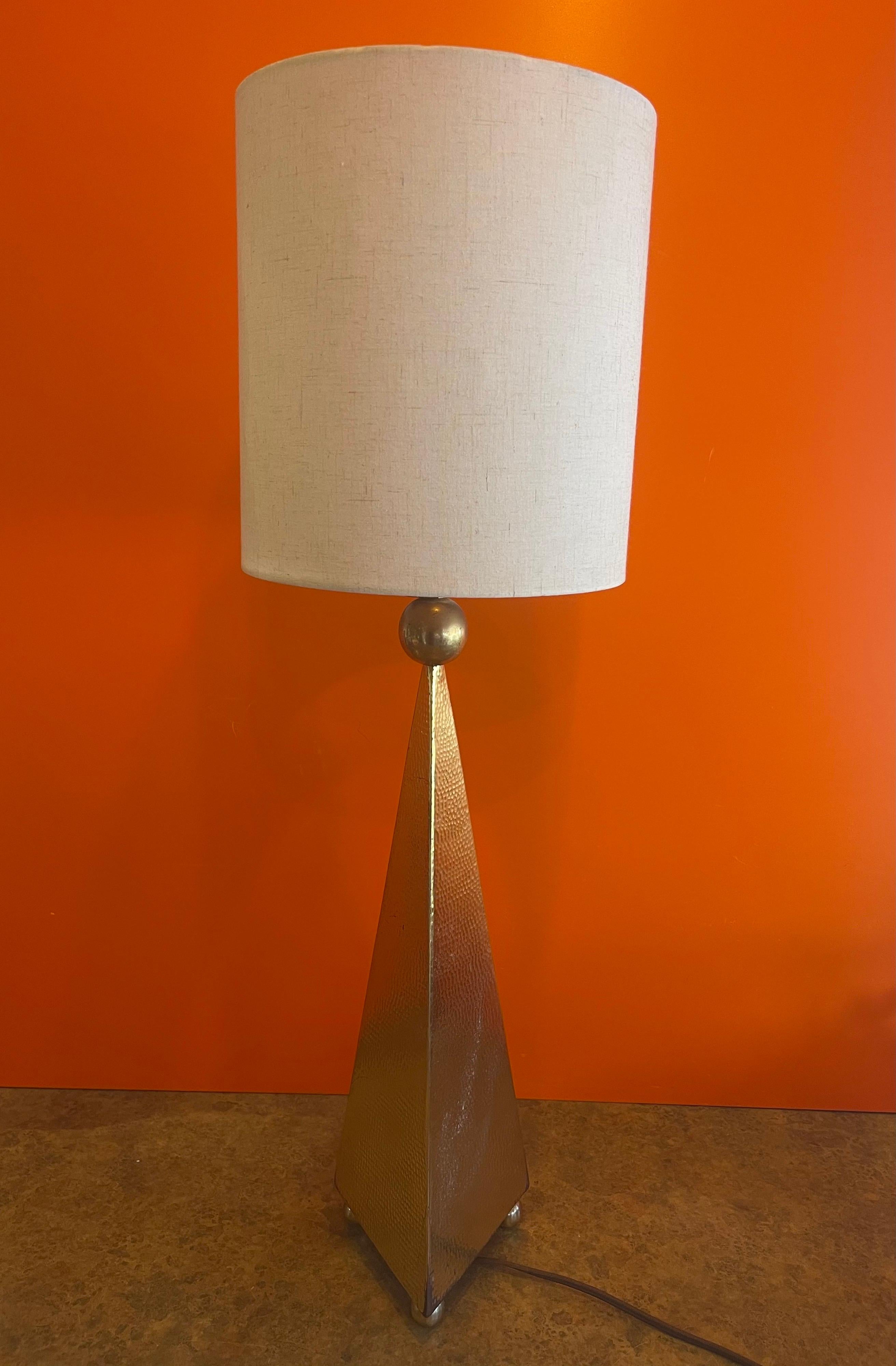 Une lampe de table pyramidale en laiton avec abat-jour très cool et unique de MCM, circa 1970. La lampe est en bon état vintage avec une belle patine et est signée 