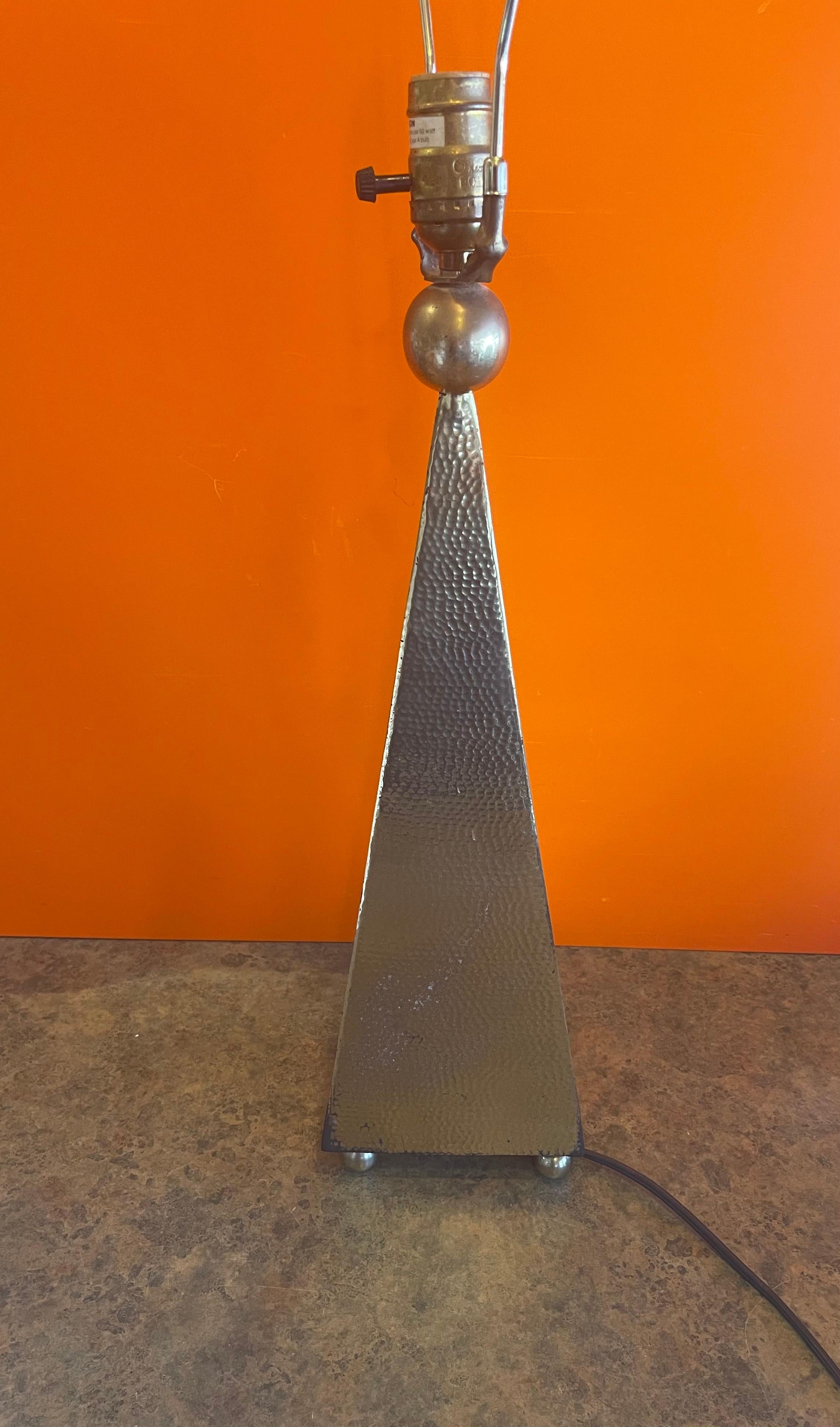 Lampe à poser pyramidale en laiton MCM en vente 2