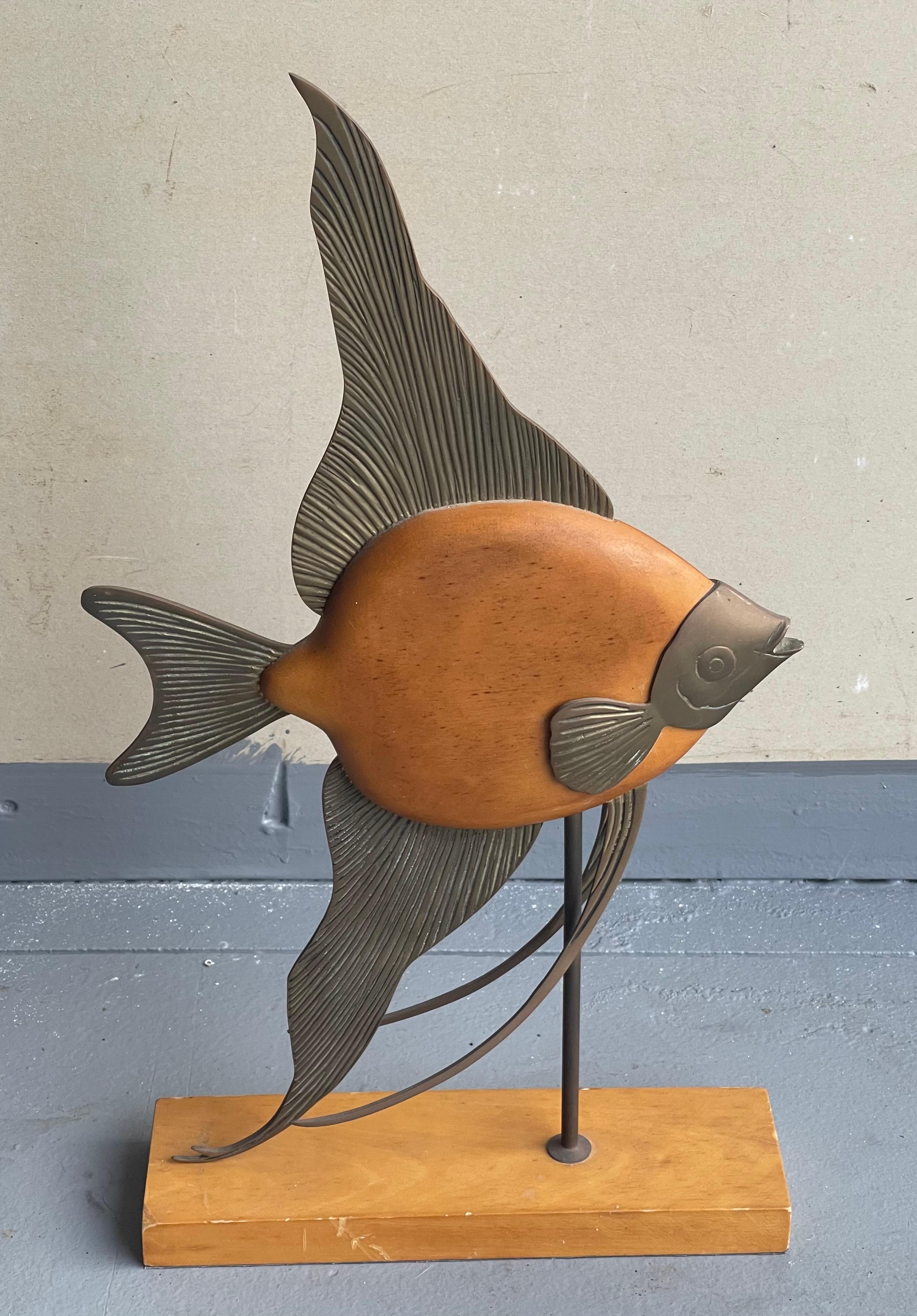MCM-Skulptur eines Engelsfischs aus Messing und Holz von Frederick Cooper (Hollywood Regency) im Angebot