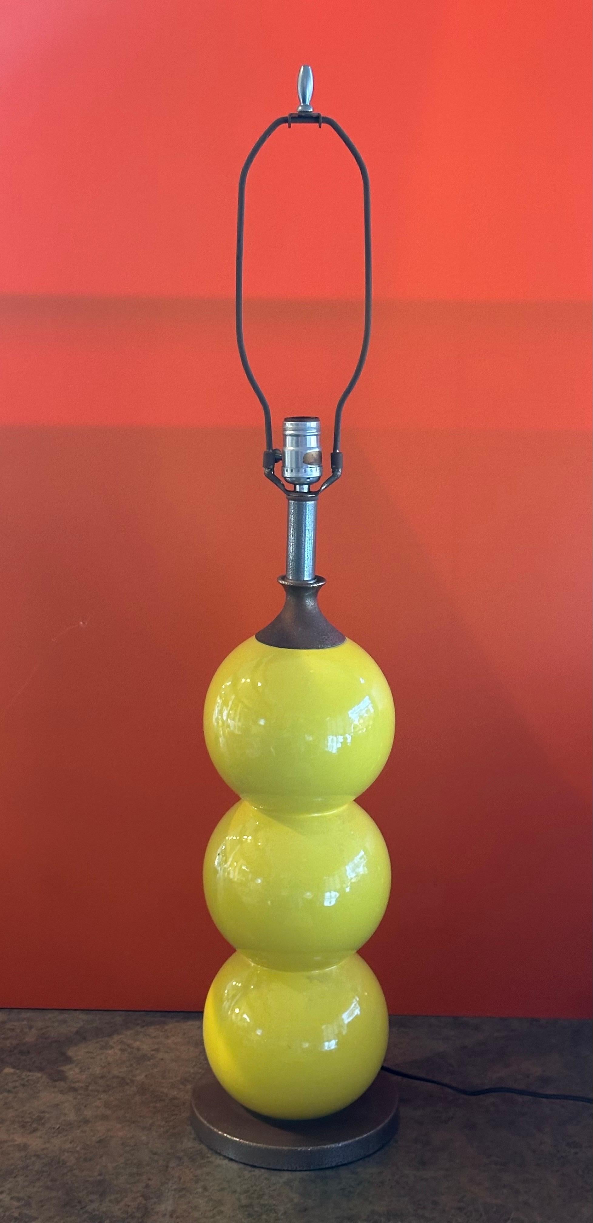 Mid-Century Modern Lampe de table Ball en céramique émaillée jaune vif MCM en vente