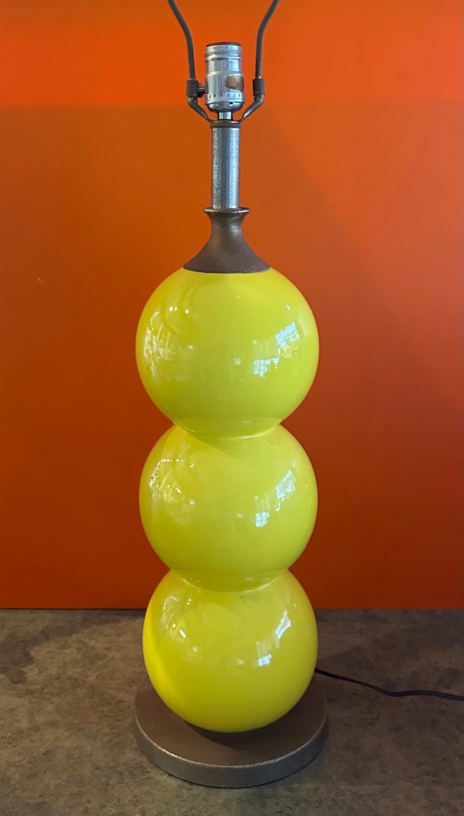 Américain Lampe de table Ball en céramique émaillée jaune vif MCM en vente