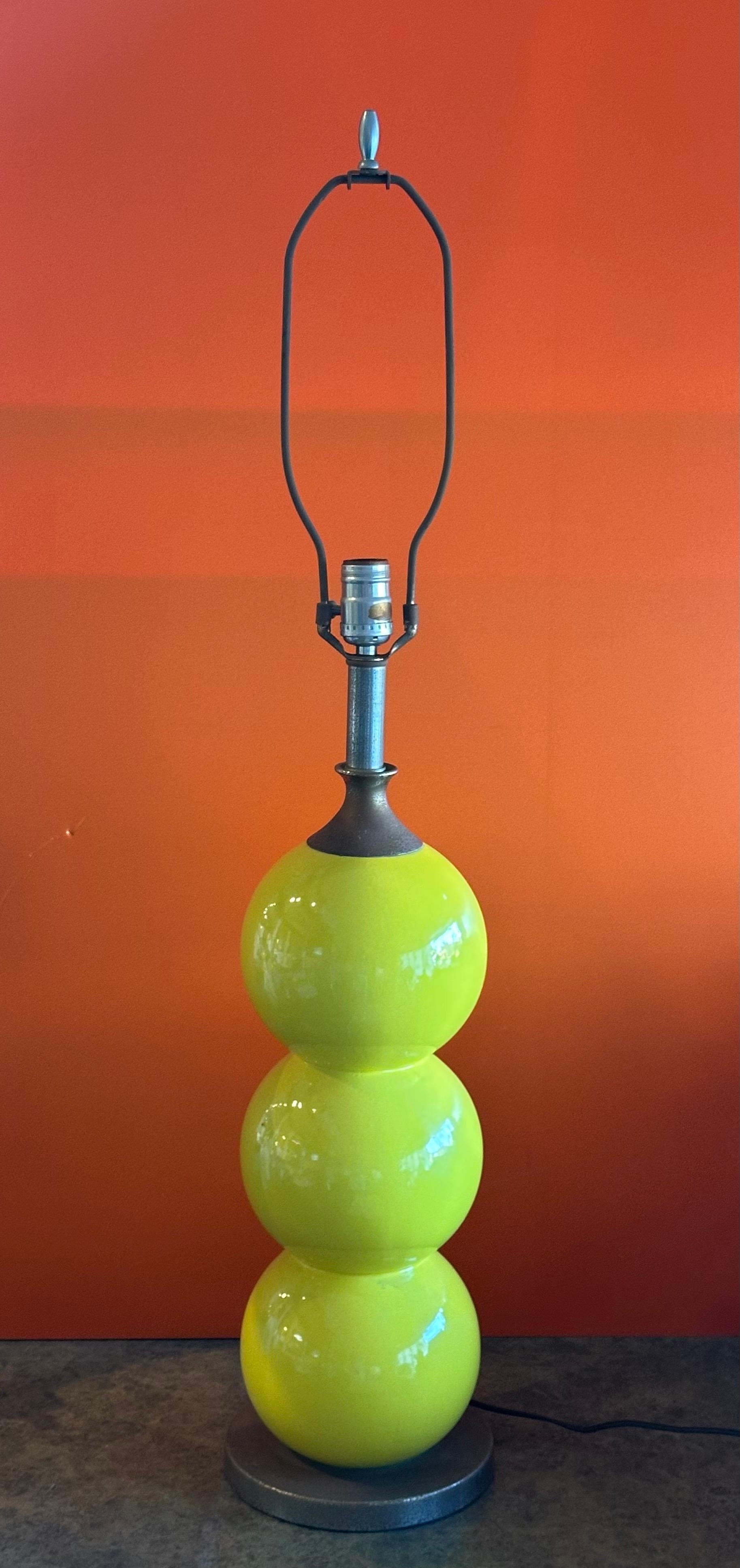 Vernissé Lampe de table Ball en céramique émaillée jaune vif MCM en vente