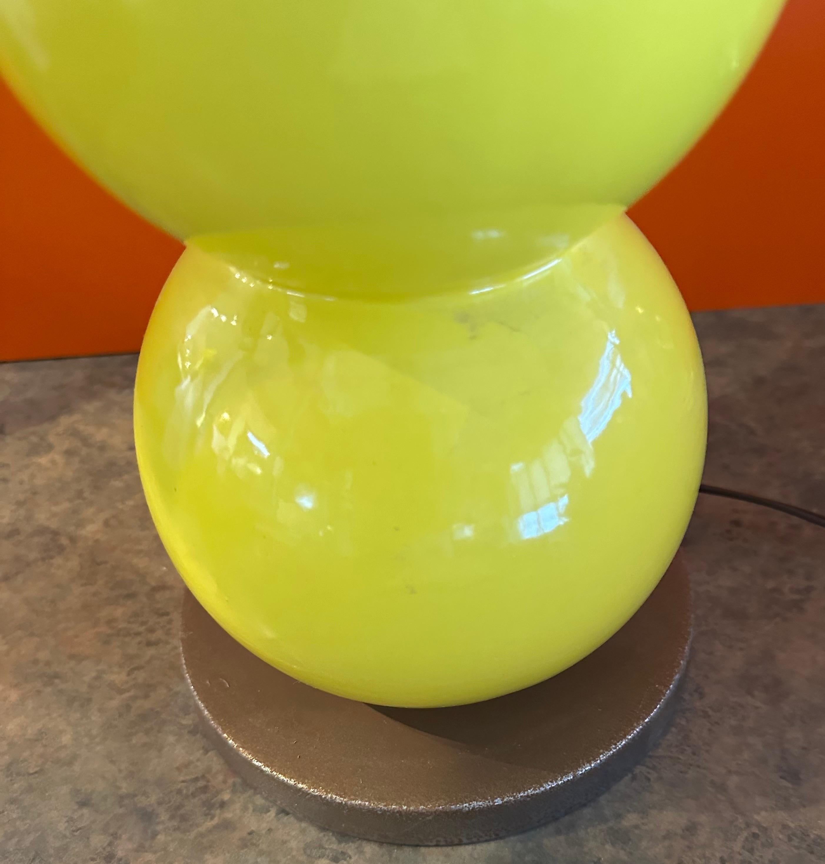Lampe de table Ball en céramique émaillée jaune vif MCM Bon état - En vente à San Diego, CA