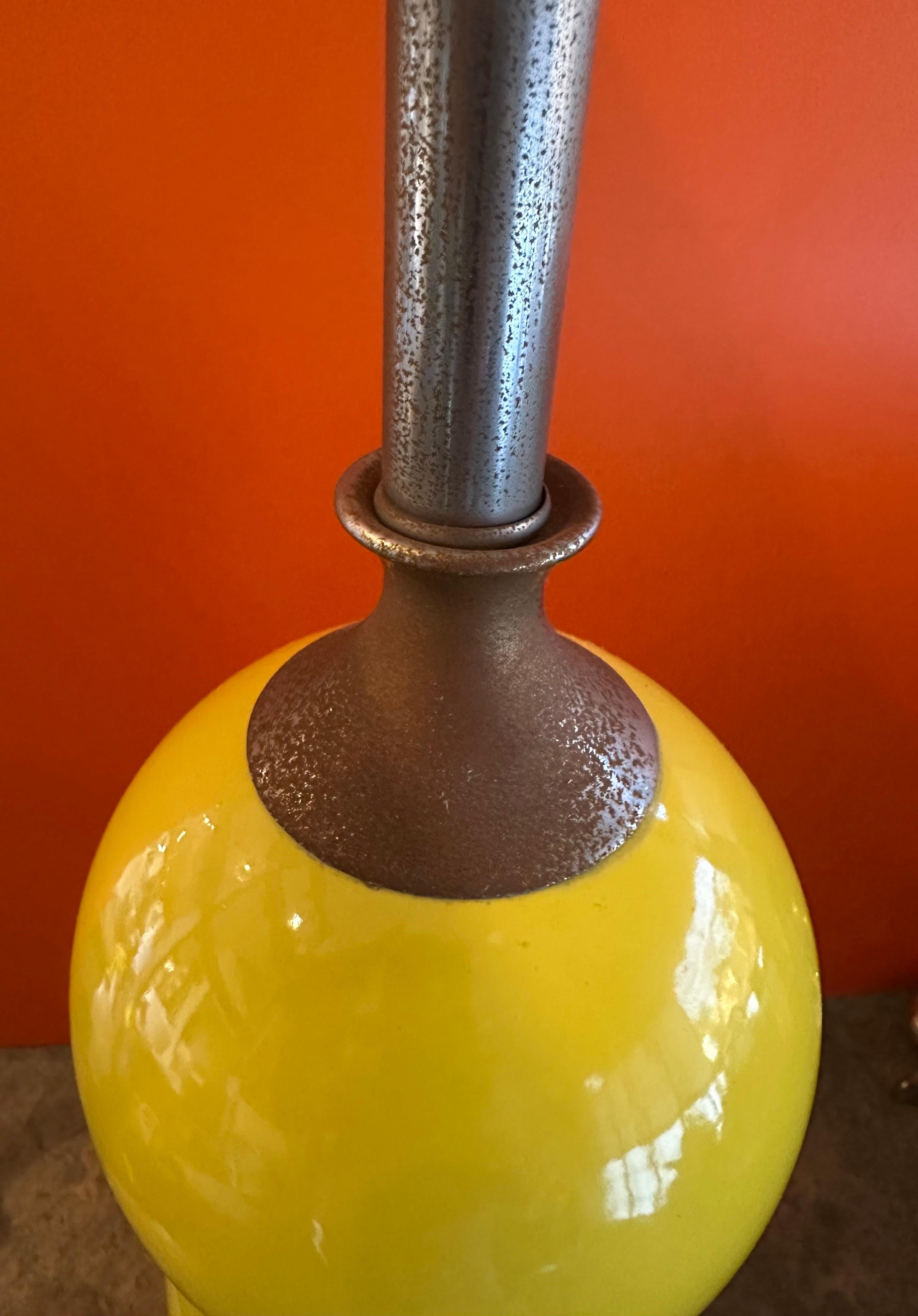 20ième siècle Lampe de table Ball en céramique émaillée jaune vif MCM en vente