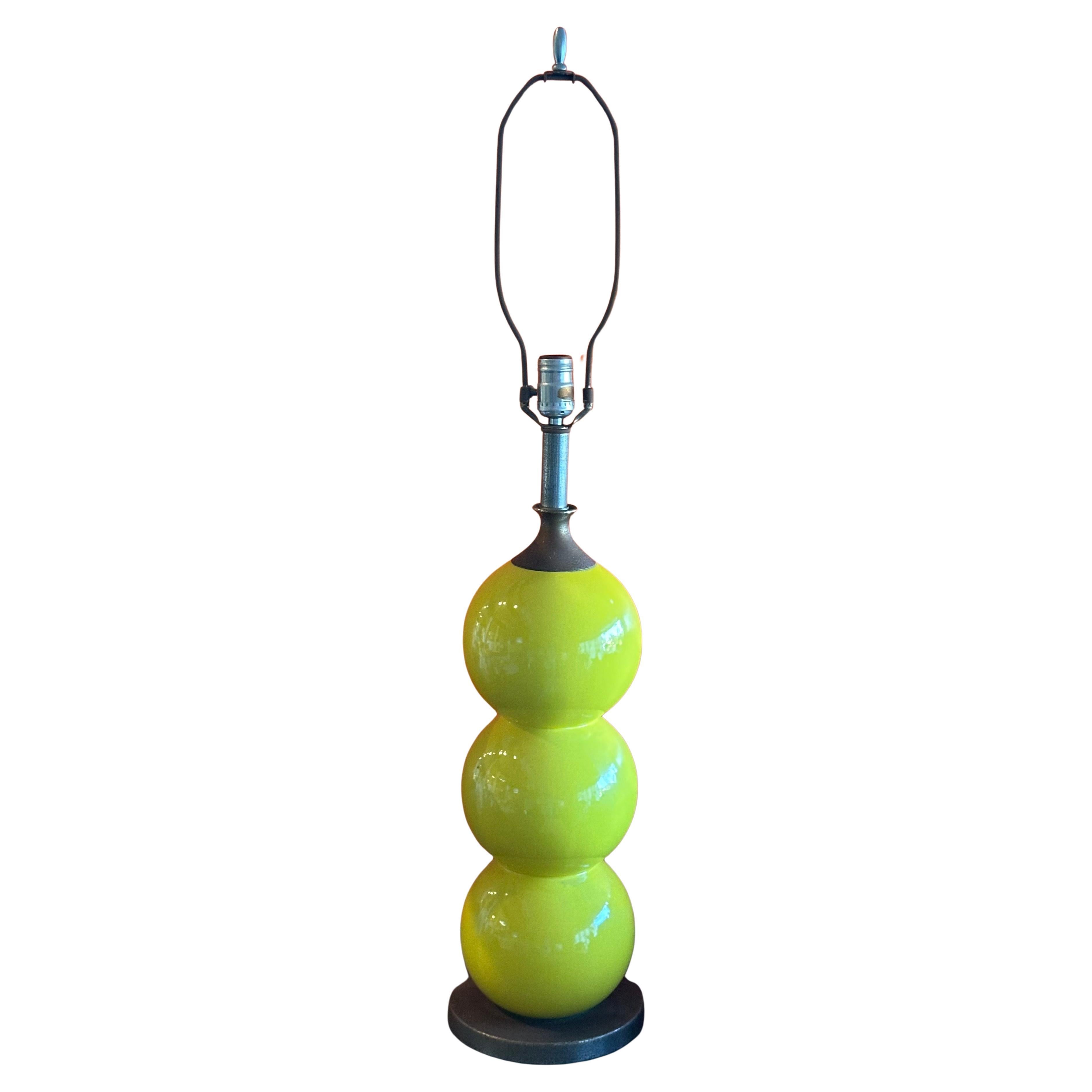Métal Lampe de table Ball en céramique émaillée jaune vif MCM en vente