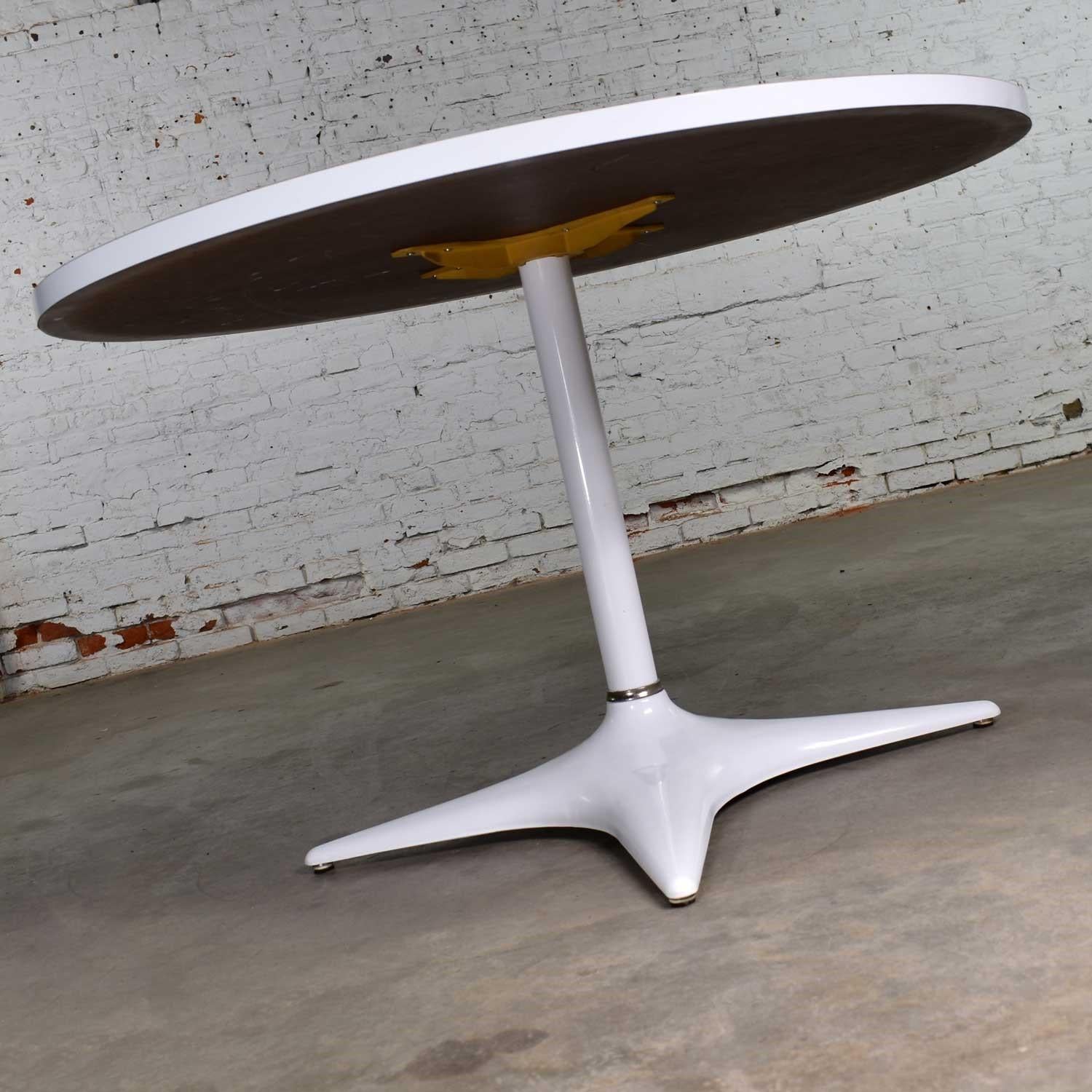 MCM Brody Chicago Round Pedestal Dining Table Enameled Star Base & Laminate Top In Good Condition In Topeka, KS