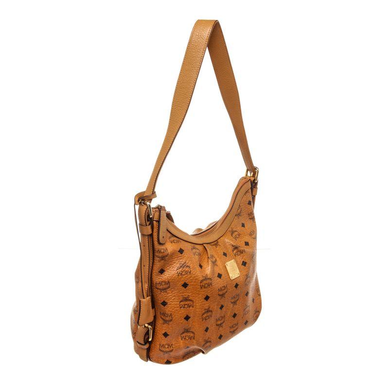 MCM Hobo Bag aus braunem Canvas-Leder mit Canvas-Leder, goldfarbenen Beschlägen, drei Innenfächern, Canvas-Futter, Tragegriff oben, Schulterriemen aus Leder und Reißverschluss.
44284MSC