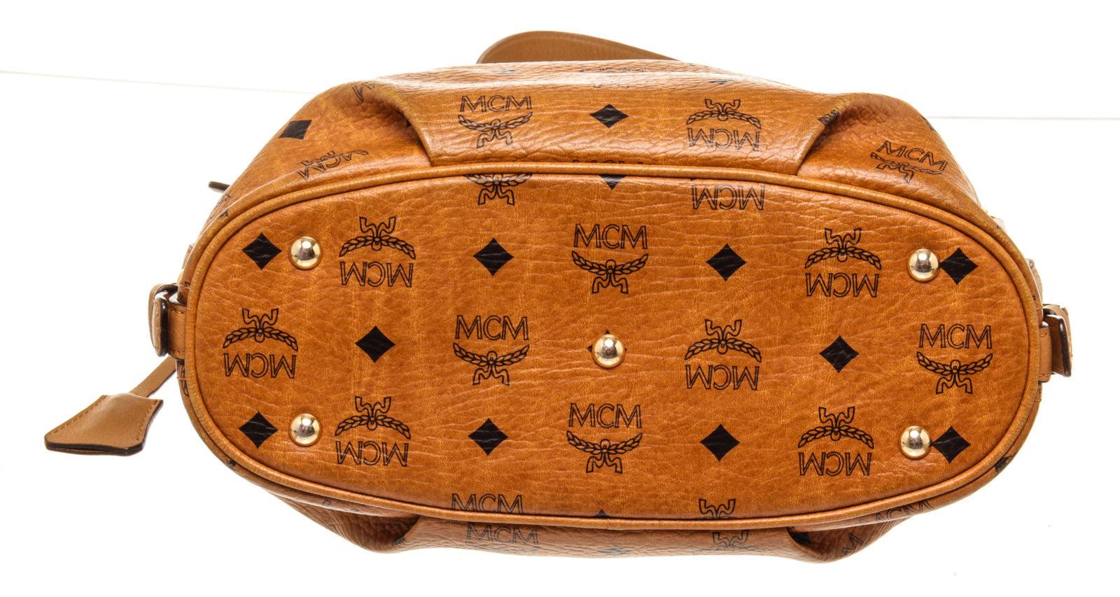 MCM Hobo-Tasche aus braunem Segeltuchleder mit Segeltuch-Leder und goldfarbenen Beschlägen im Zustand „Gut“ in Irvine, CA