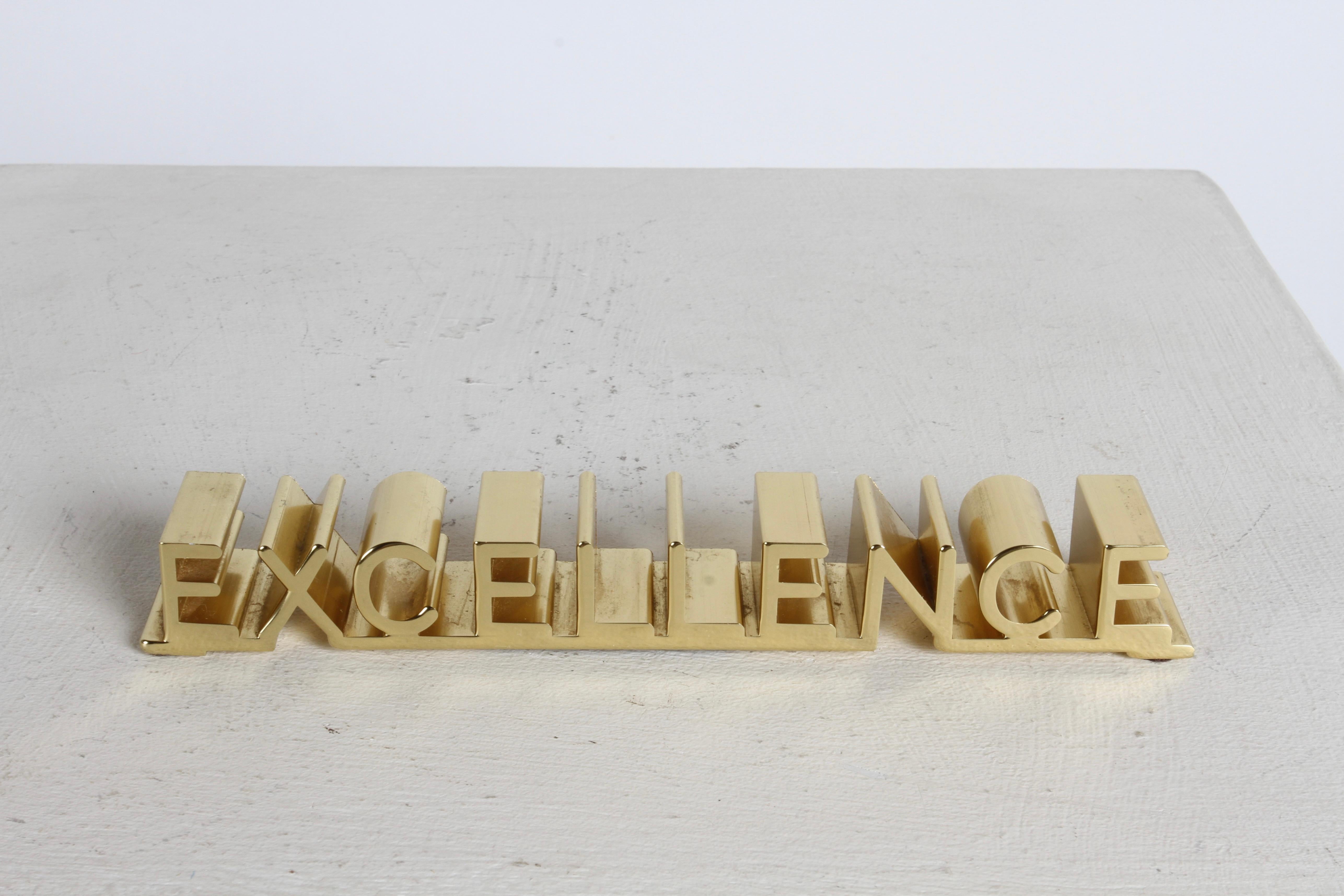 MCM Bruce Fox Gold eloxiertes Aluminium 3D „Excellence“ Motivations-Schreibtischzubehör  (Moderne der Mitte des Jahrhunderts) im Angebot