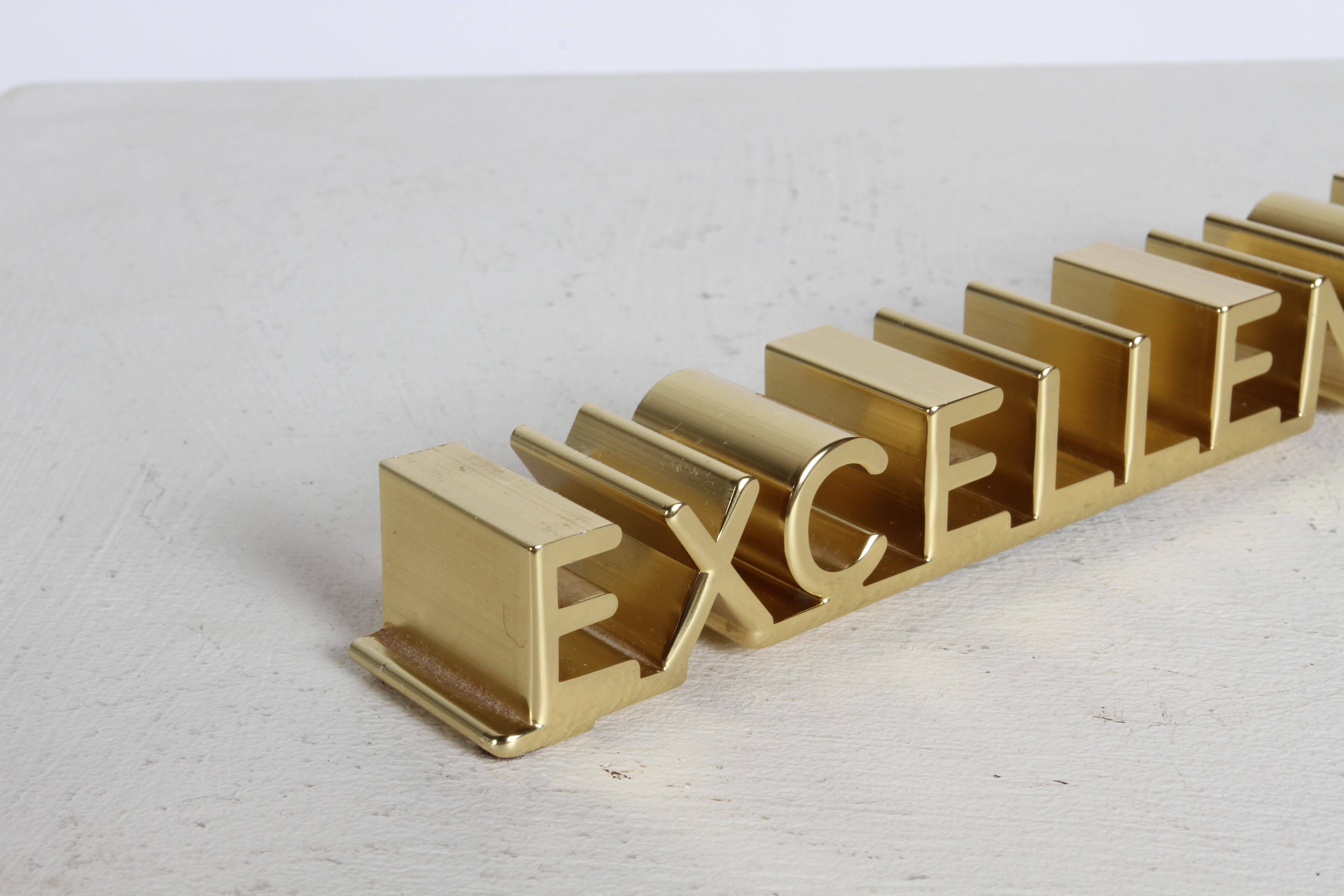 MCM Bruce Fox Gold eloxiertes Aluminium 3D „Excellence“ Motivations-Schreibtischzubehör  (Eloxiert) im Angebot