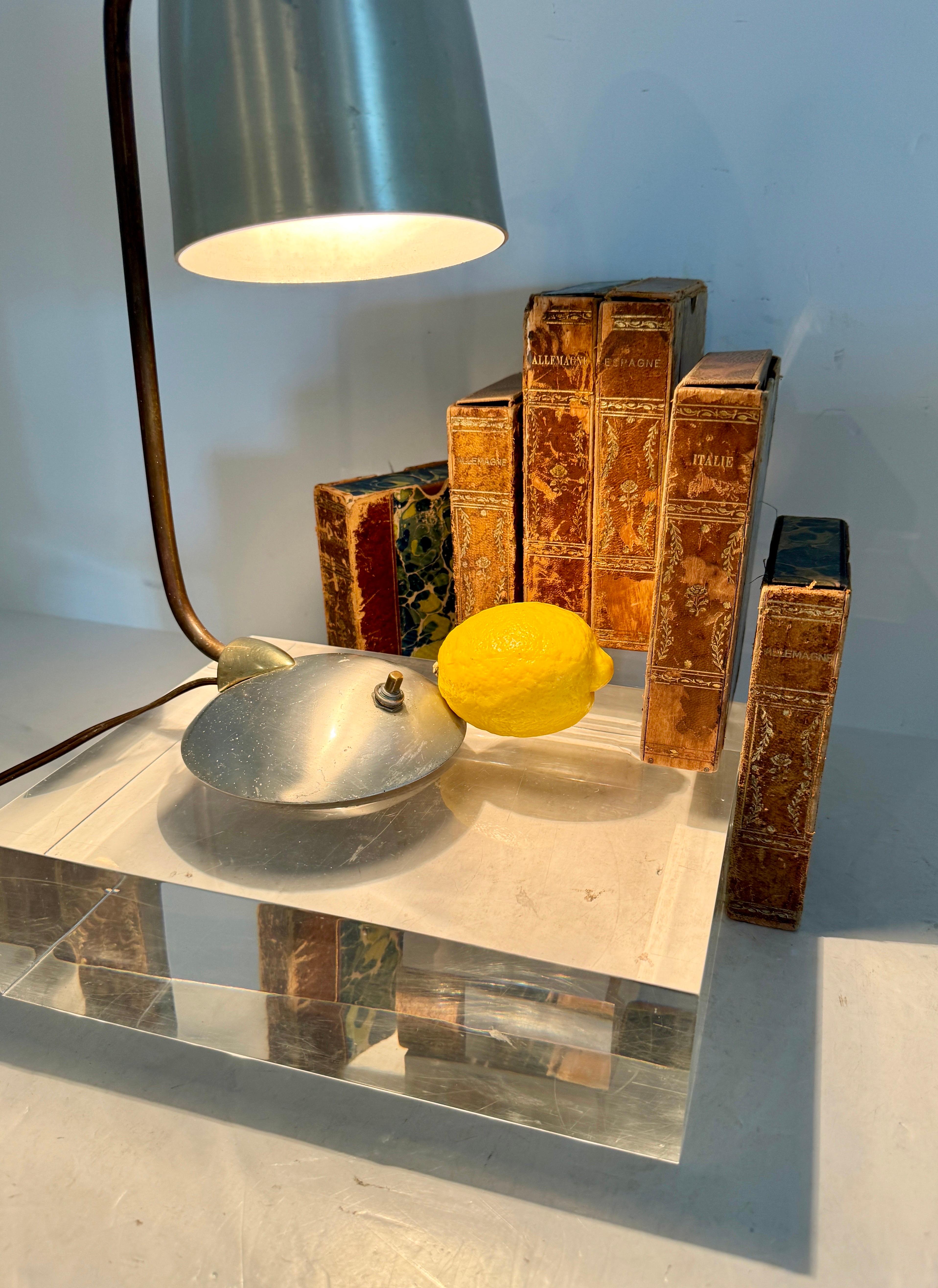 20ième siècle Lampe de bureau mi-siècle moderne, chrome brossé, laiton et bronze en vente