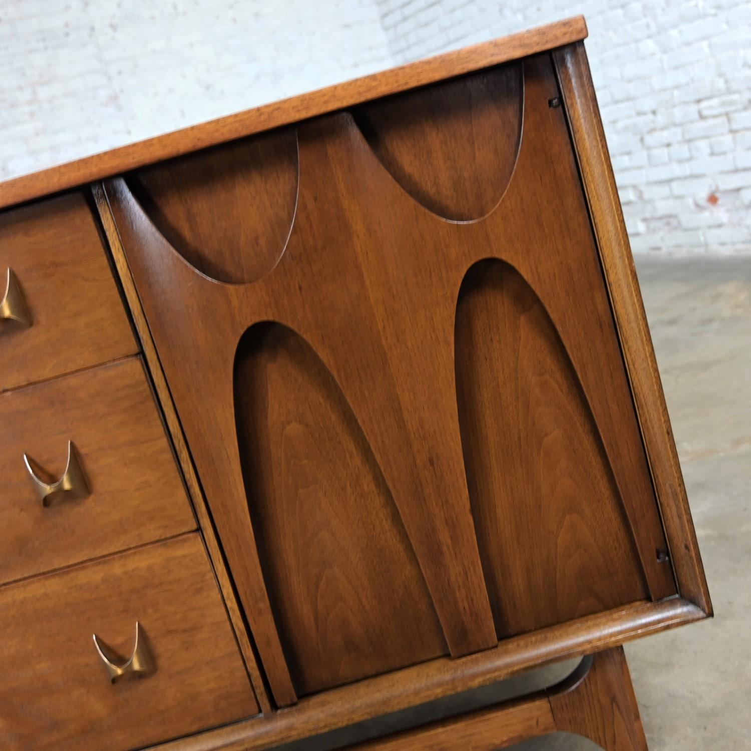 MCM Brutalist Brasilia Broyhill Premier Series Dresser 6130-33 Walnut & Brass 9