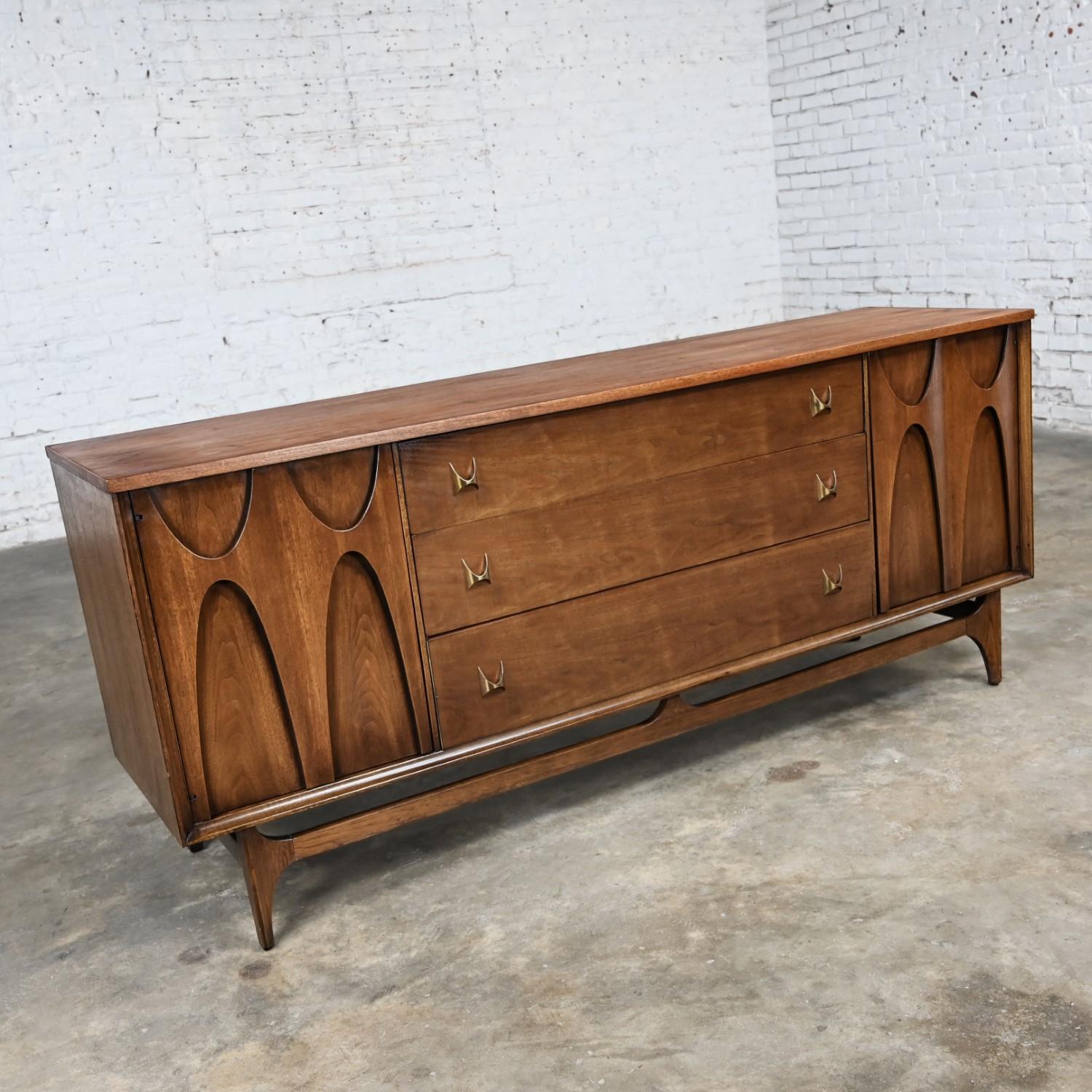 American MCM Brutalist Brasilia Broyhill Premier Series Dresser 6130-33 Walnut & Brass