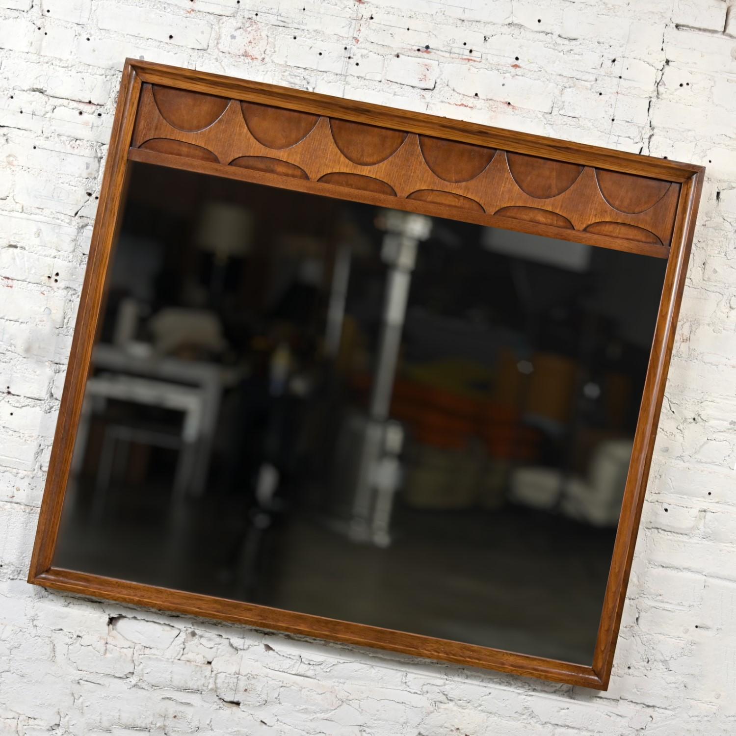 Espejo MCM Brutalista Broyhill Brasilia Serie Premier 6130-05 Nogal Esculpido Moderno de mediados de siglo