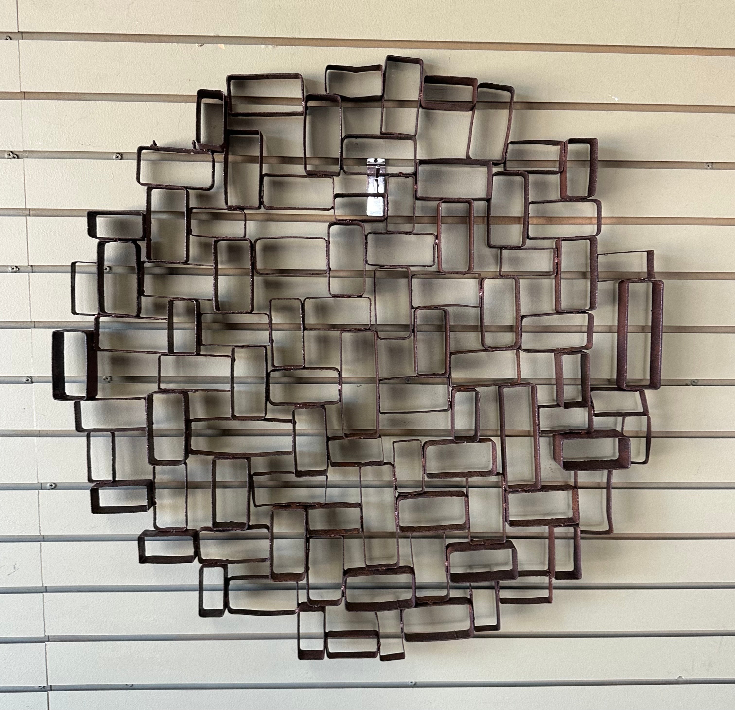 MCM Brutalistische geometrische Wandskulptur aus lackiertem Stahl im Used-Look (Brutalismus) im Angebot