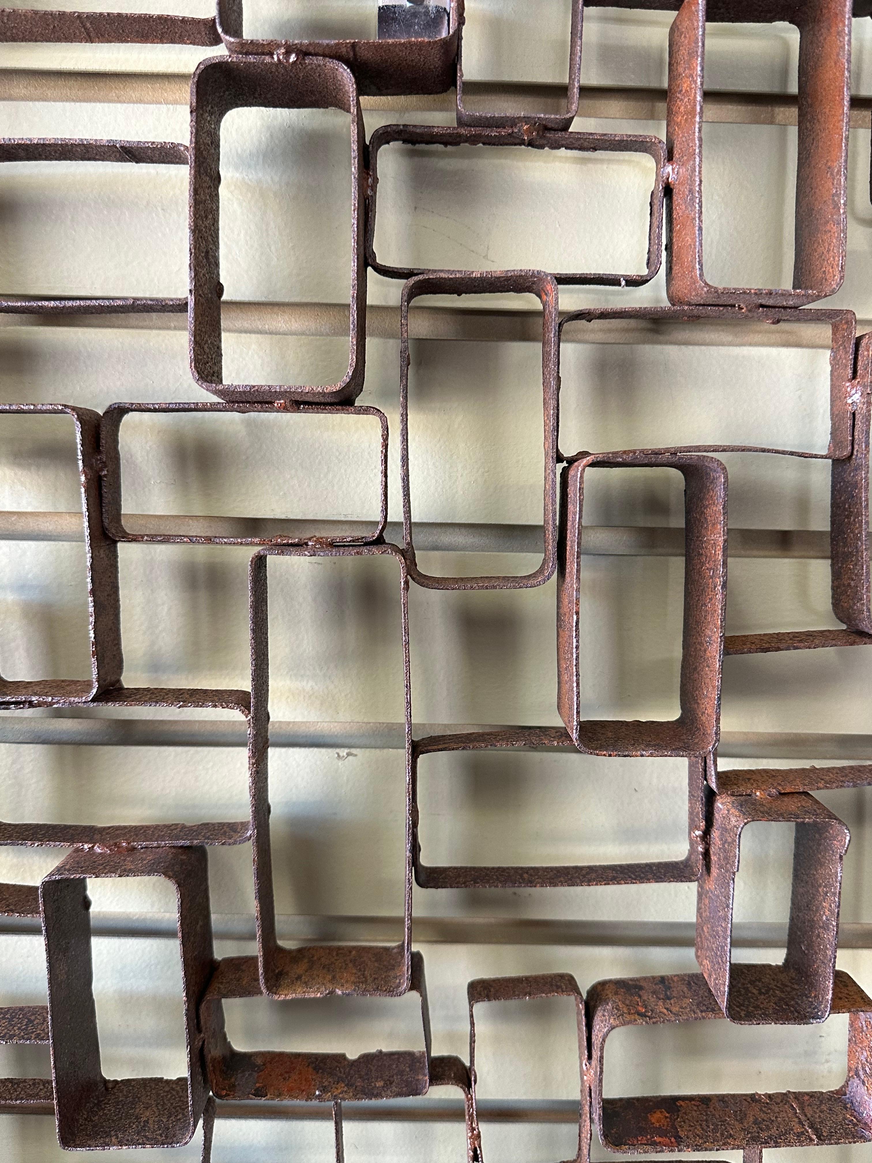 MCM Brutalistische geometrische Wandskulptur aus lackiertem Stahl im Used-Look im Angebot 1