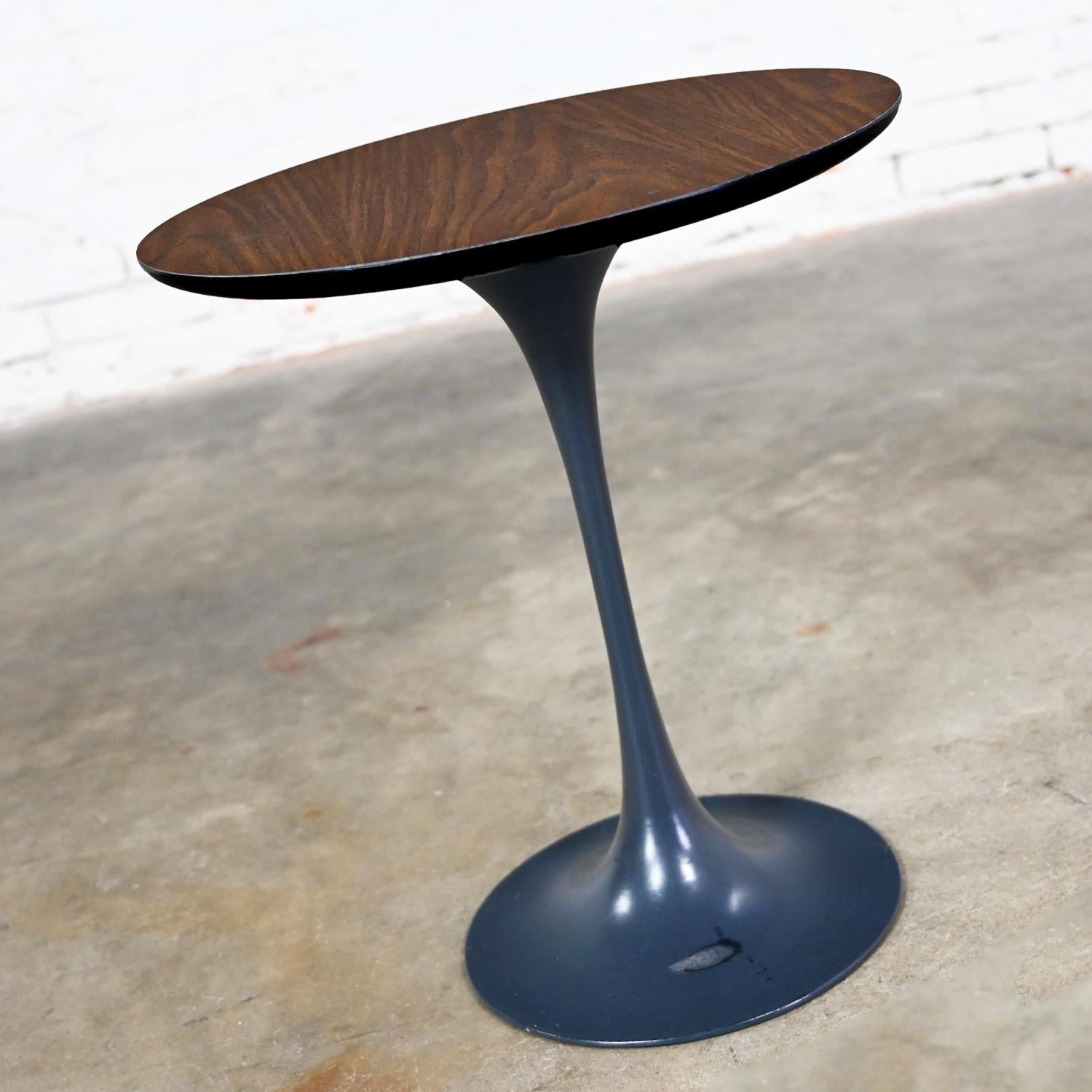 Mid-Century Modern Table d'appoint Tulip Burke Brunswick style Saarinen Gray Base Faux Woodgrain Top MCM en vente