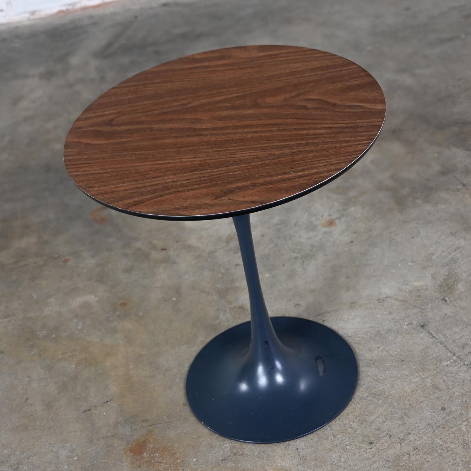 Américain Table d'appoint Tulip Burke Brunswick style Saarinen Gray Base Faux Woodgrain Top MCM en vente