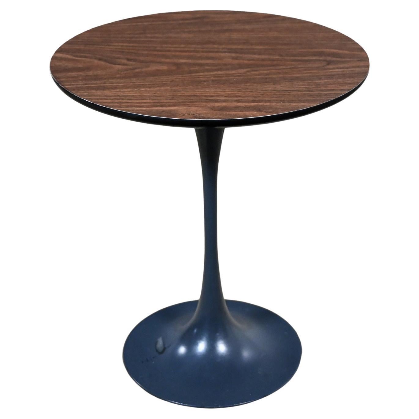 Table d'appoint Tulip Burke Brunswick style Saarinen Gray Base Faux Woodgrain Top MCM