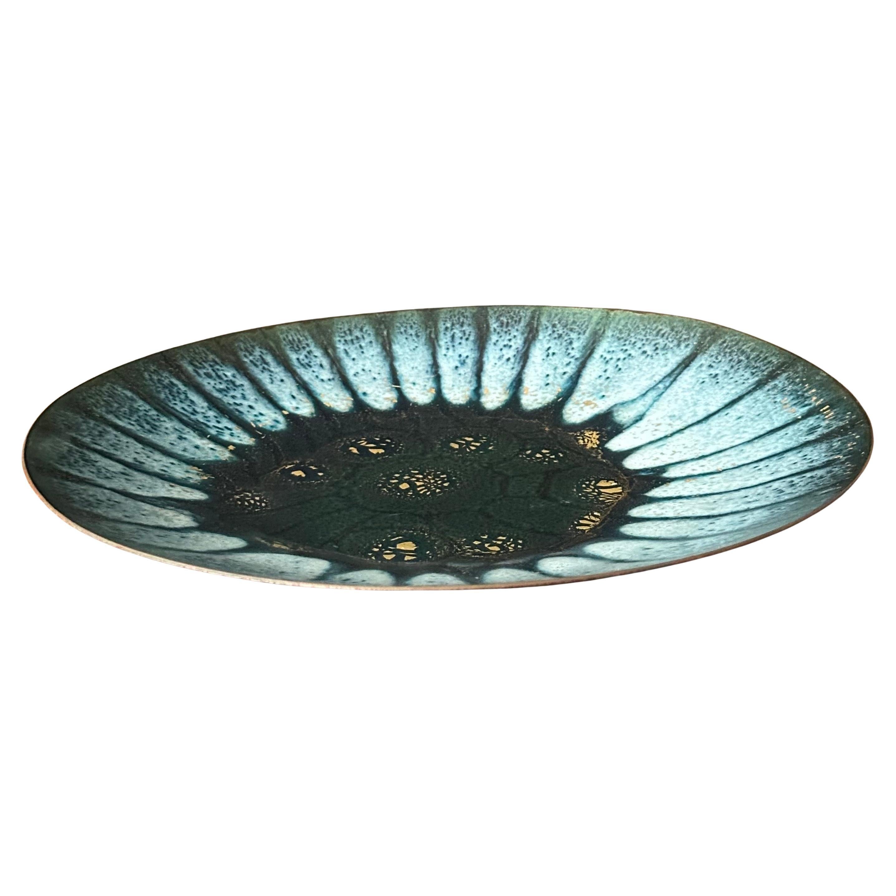 Una ciotola a basso profilo con smalto a raggiera di MCM California del celebre designer Sascha Brastoff, circa 1963, molto bella e difficile da trovare. La ciotola è in ottime condizioni vintage, senza scheggiature o crepe, e misura 10 