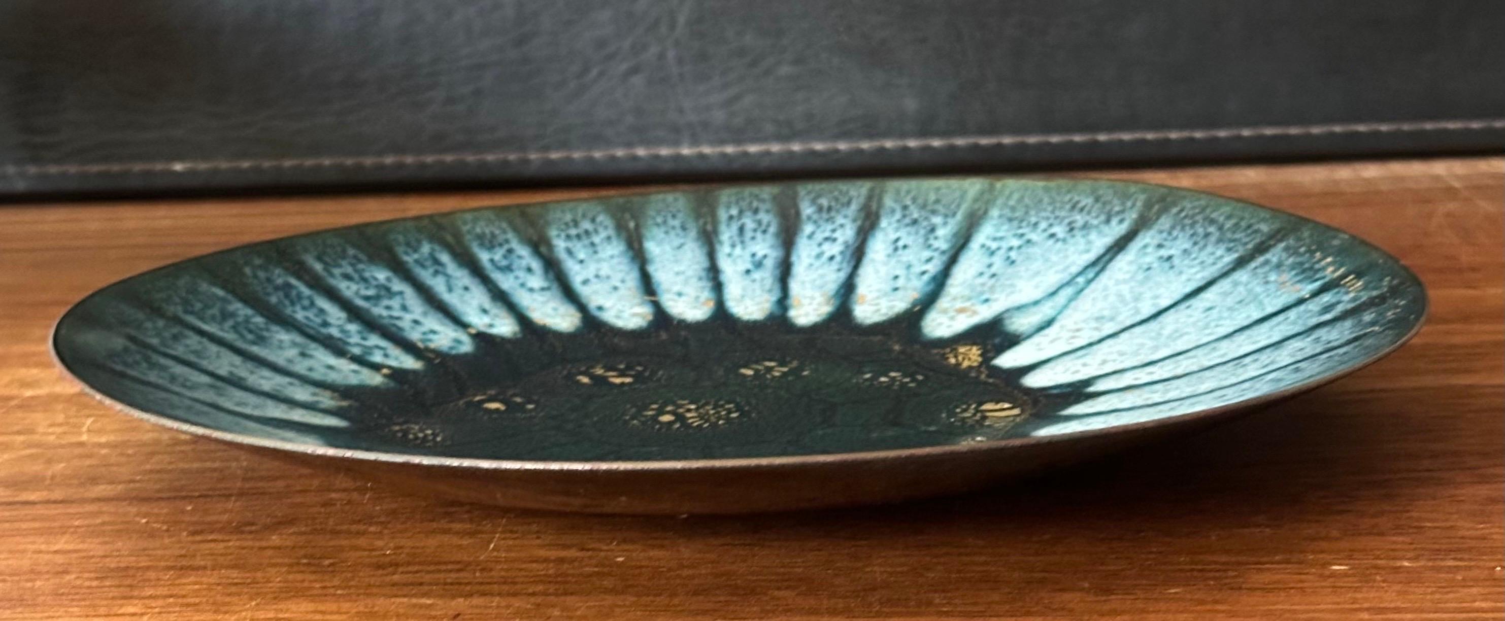 XX secolo Ciotola a basso profilo in smalto Sunburst di MCM California di Sascha Brastoff in vendita