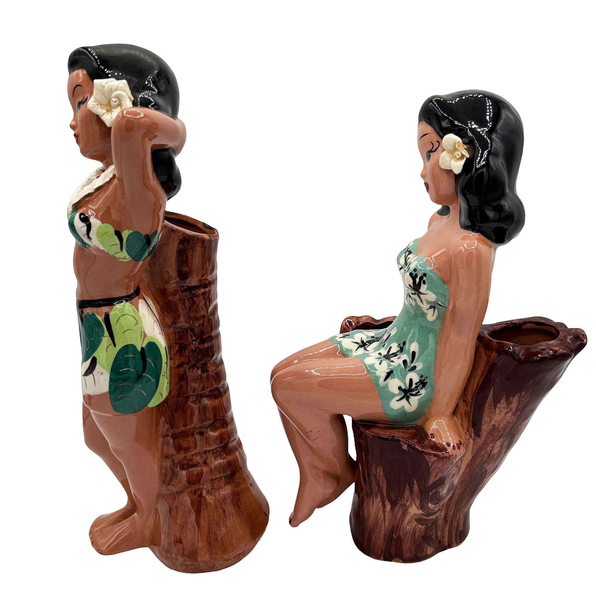 Original Mid-Jahrhundert passende hawaiianische Hula-Mädchen Keramik Pflanzer Set von der Delee Töpferei Unternehmen. Das Pflanzenset zeigt zwei wunderschön detaillierte Hula-Mädchen auf Baumstümpfen mit Öffnungen zum Einpflanzen kleiner Blumen.