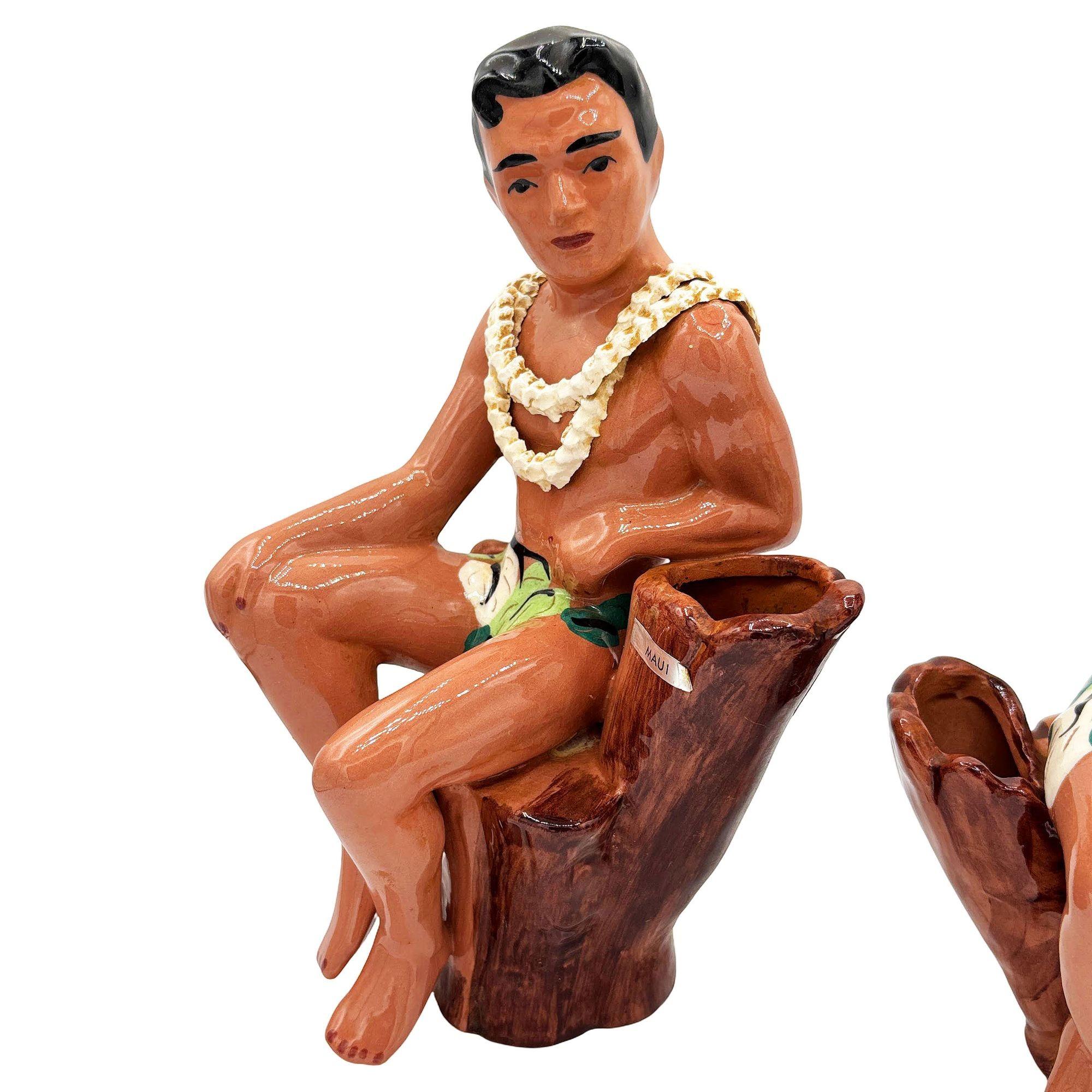 Set di fioriere in ceramica Hula Leilani e Maui originali della metà del secolo scorso, realizzate dalla ditta di ceramiche Delee. Il set di fioriere presenta una ragazza hula e un ragazzo nativo hawaiano splendidamente dettagliati, seduti su ceppi