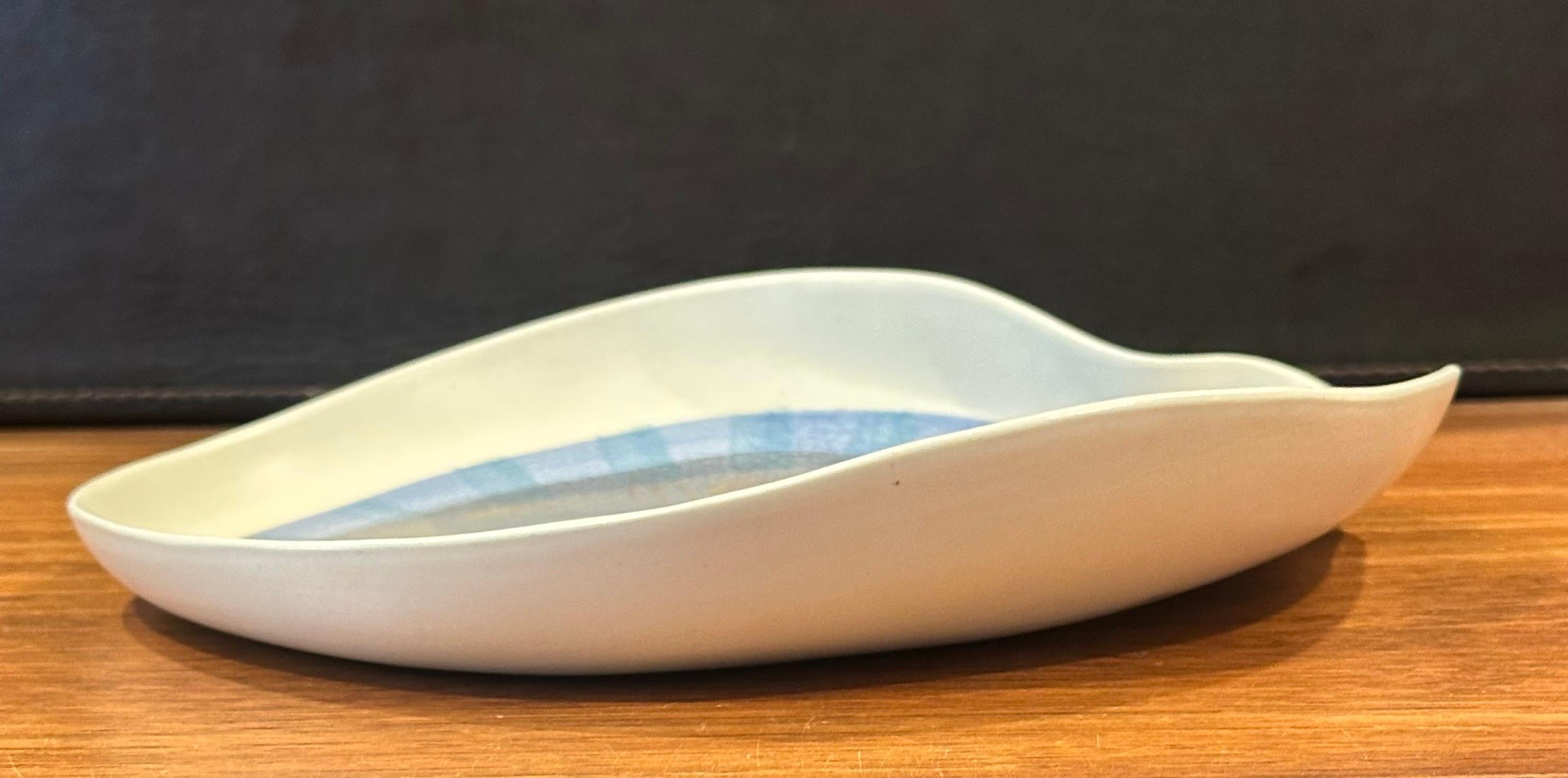 Cuenco bajo MCM California Pottery de Sascha Brastoff siglo XX en venta