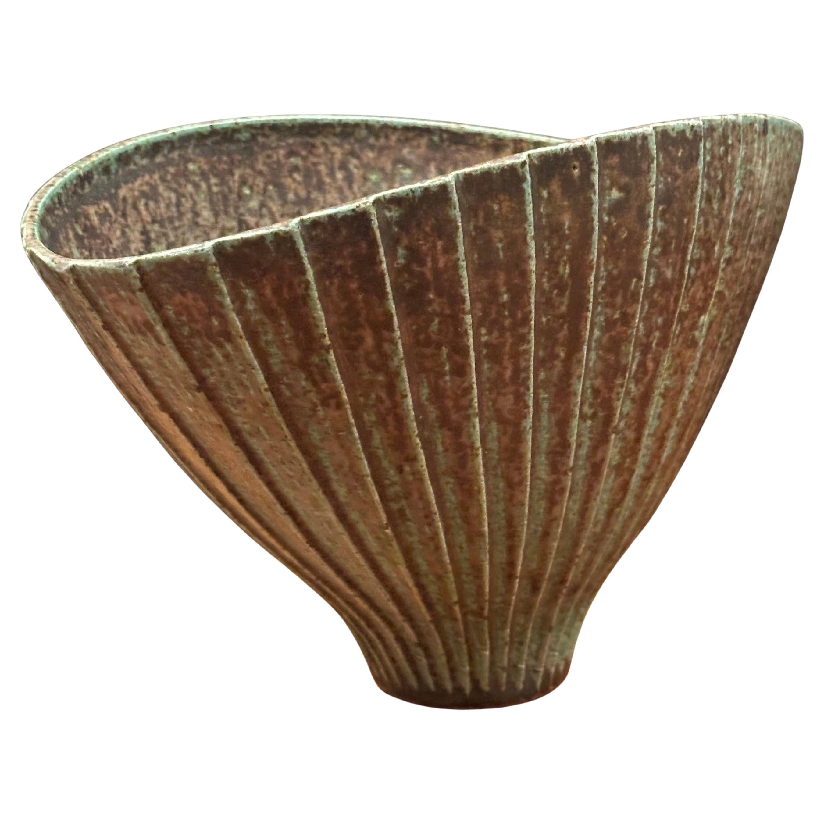 A very well crafted MCM California studio pottery stoneware fan shaped vase, circa 1970s. The vessel is in very good vintage condition with no chips or cracks and measures 11.25