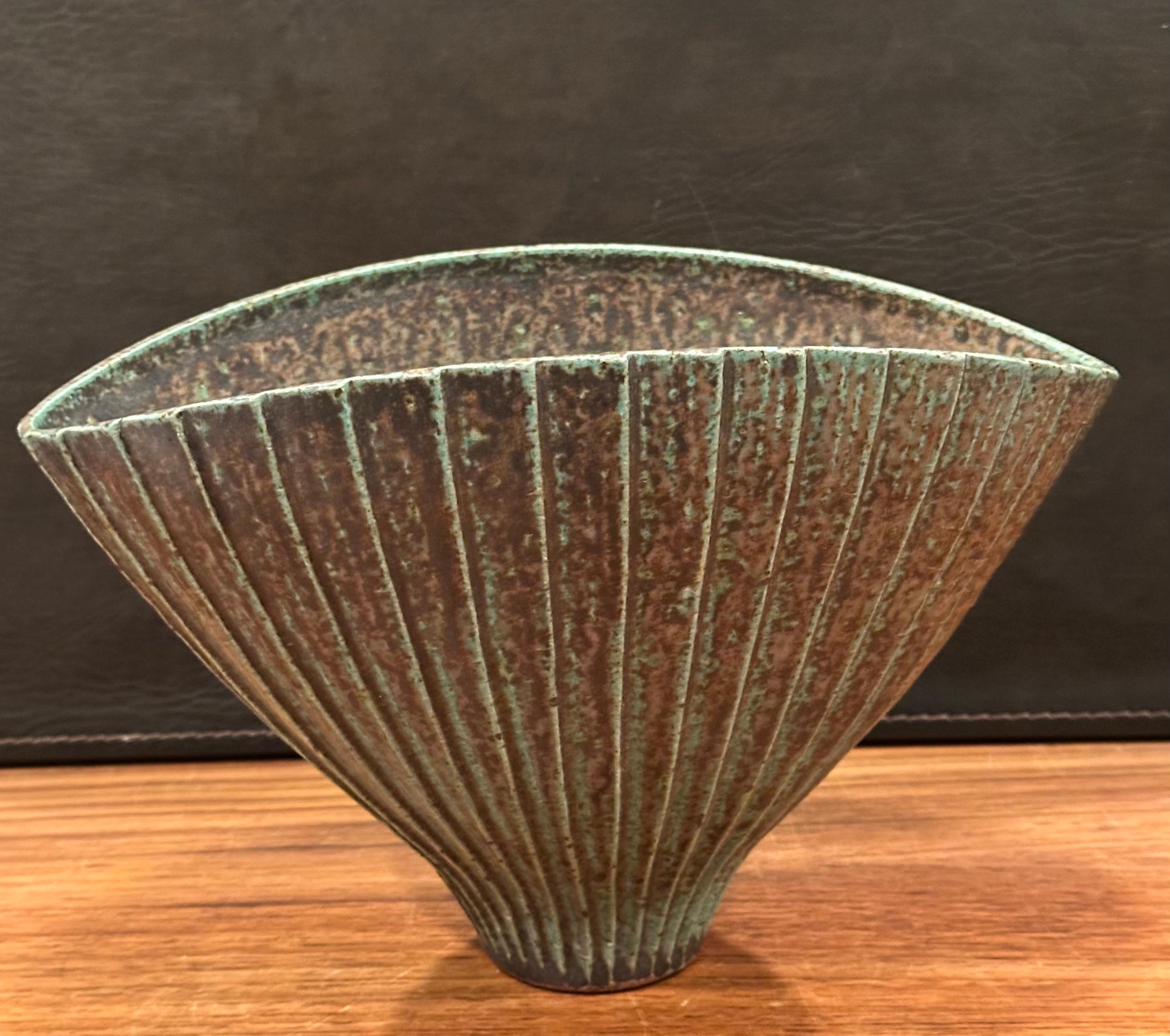 MCM California Studio Pottery Stoneware Fan Shaped Vase - Signed In Good Condition For Sale In San Diego, CA