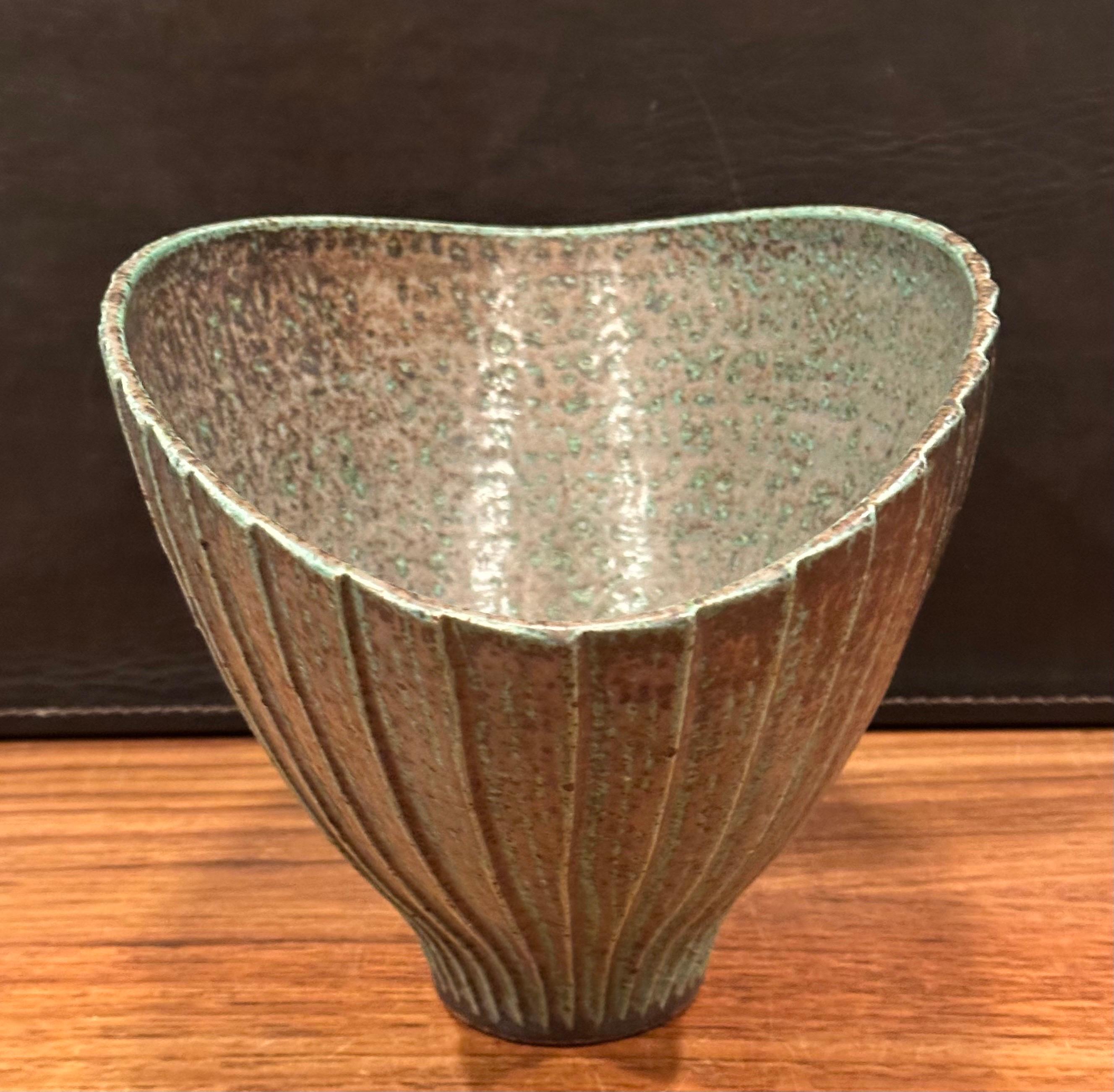 MCM California Studio Pottery Stoneware Fan Shaped Vase - Signed For Sale 3