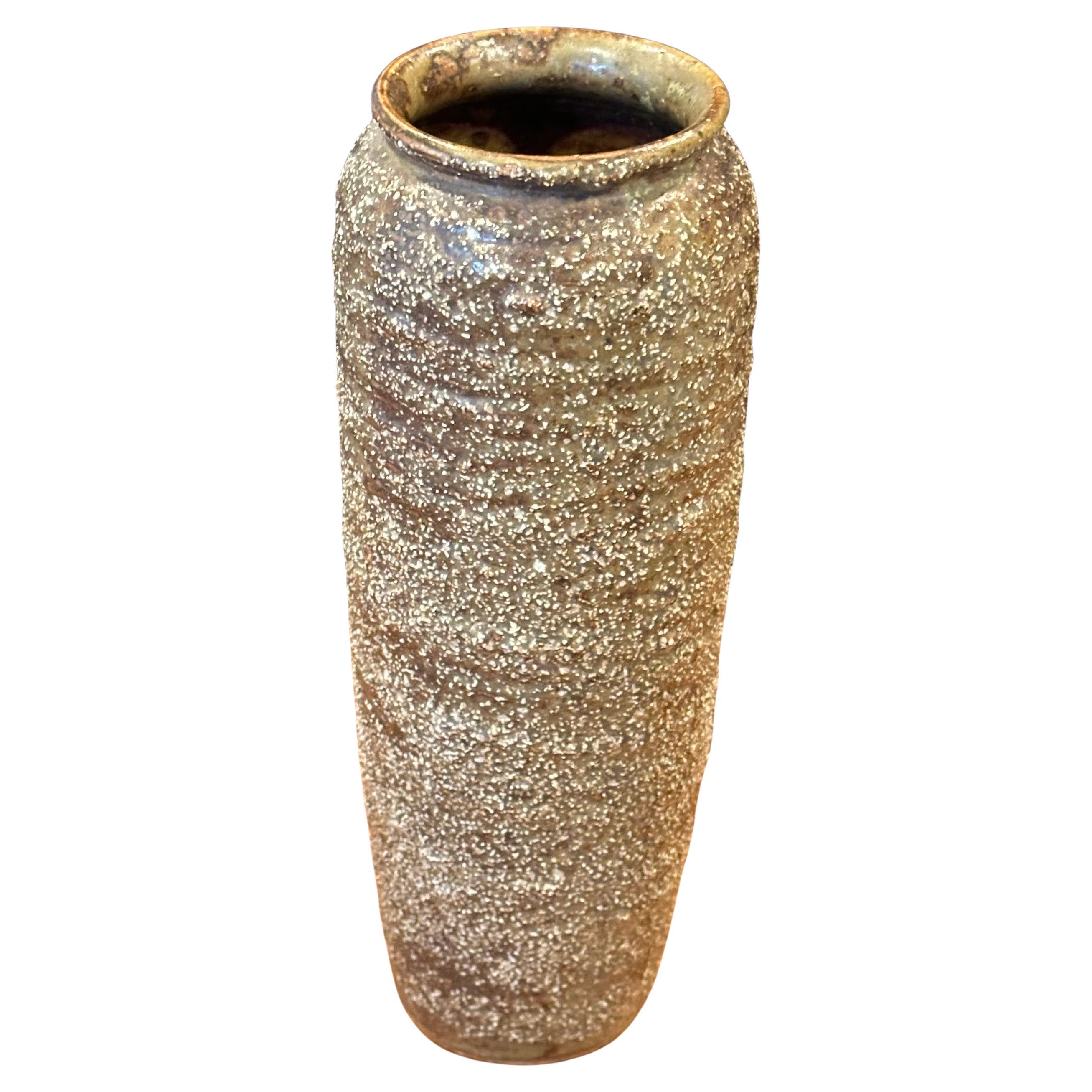 Un bellissimo vaso MCM California studio Pottery in gres dai toni marroni, circa anni '70. Il vaso è in ottime condizioni vintage, senza scheggiature o crepe, e misura 4 