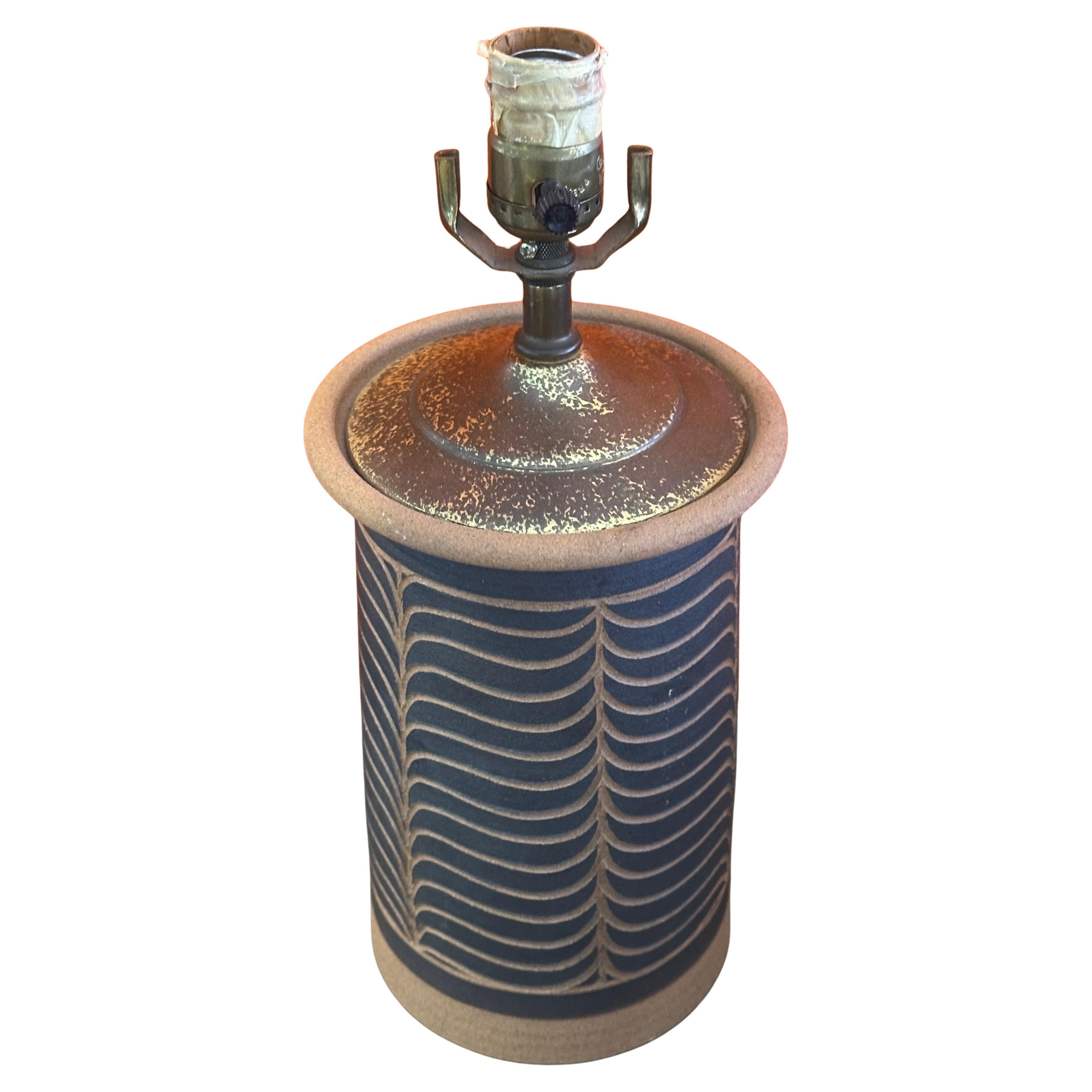 Una lámpara de sobremesa de gres del Studio Pottery de California, de Larry y Terry Brown, de la década de 1960. La lámpara está en muy buen estado vintage, sin astillas ni grietas, y mide 15 cm de profundidad x 25 cm de altura (hasta la parte