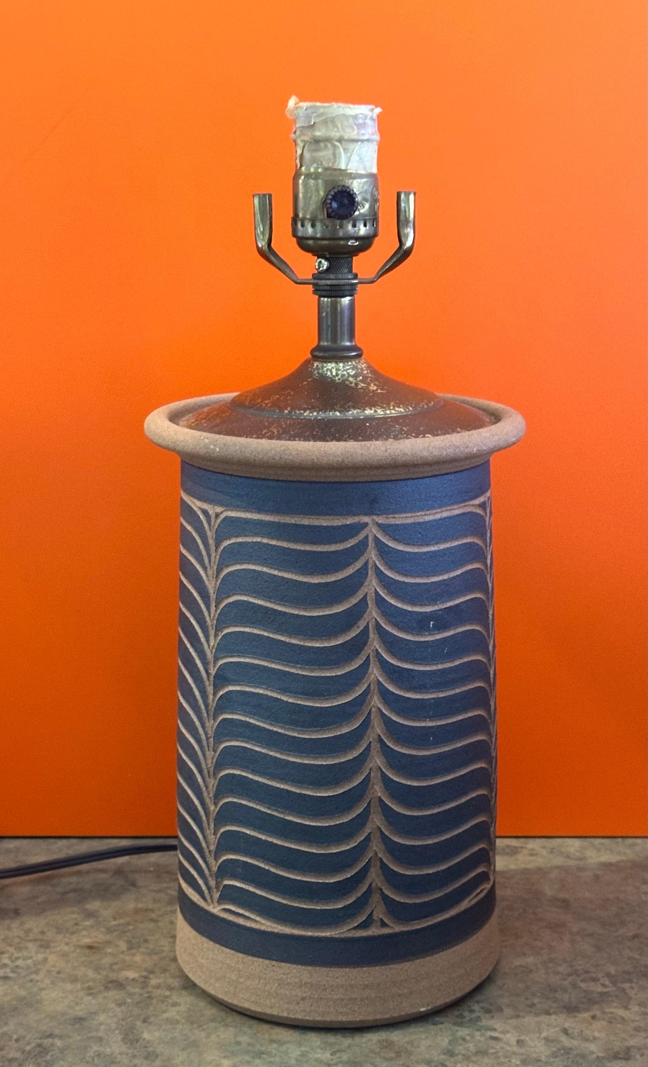 Lámpara de mesa MCM California Studio Pottery de Larry y Terry Brown Estadounidense en venta
