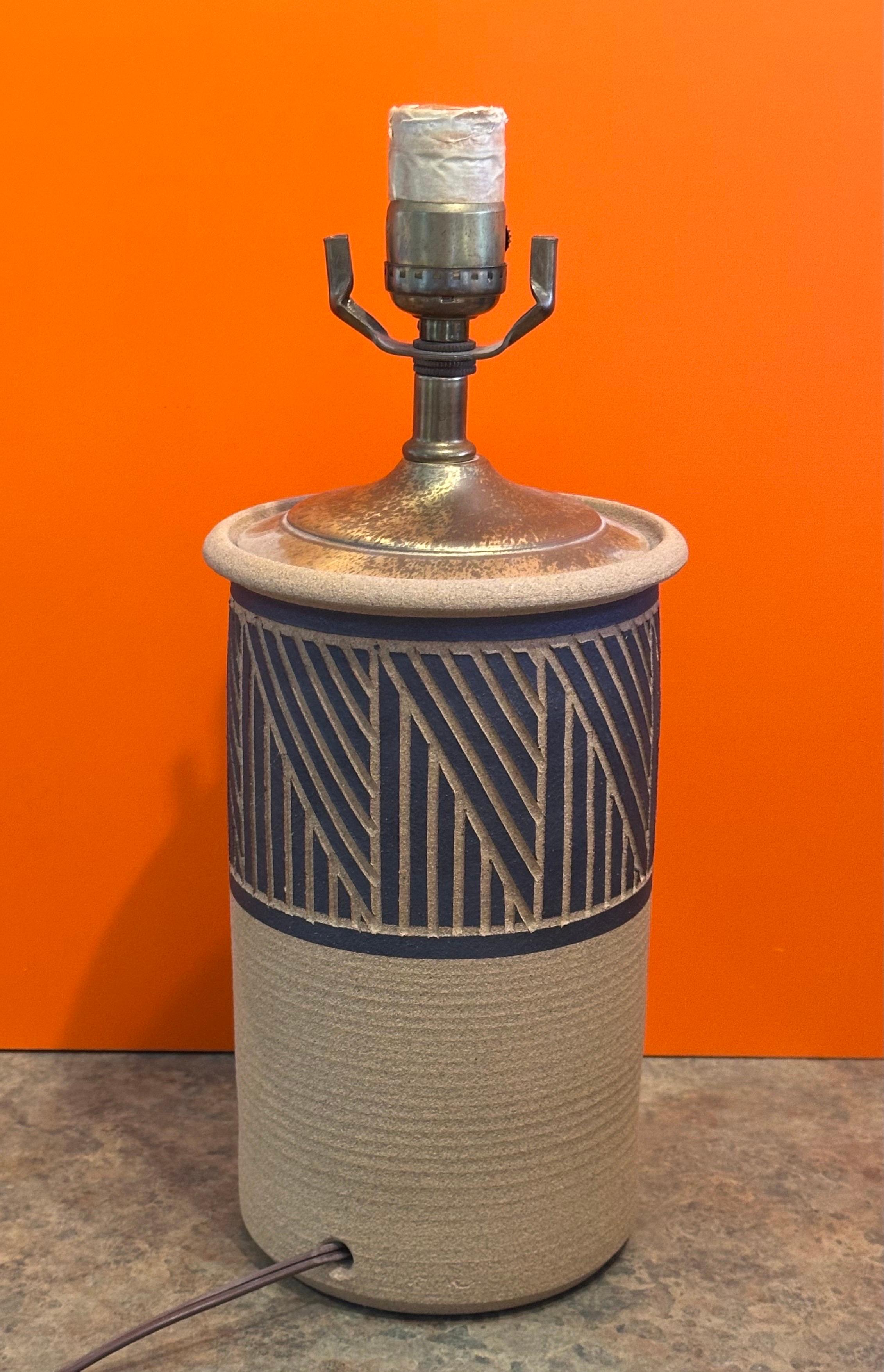 MCM California Studio Pottery Table Lamp by Larry and Terry Brown In Good Condition For Sale In San Diego, CA