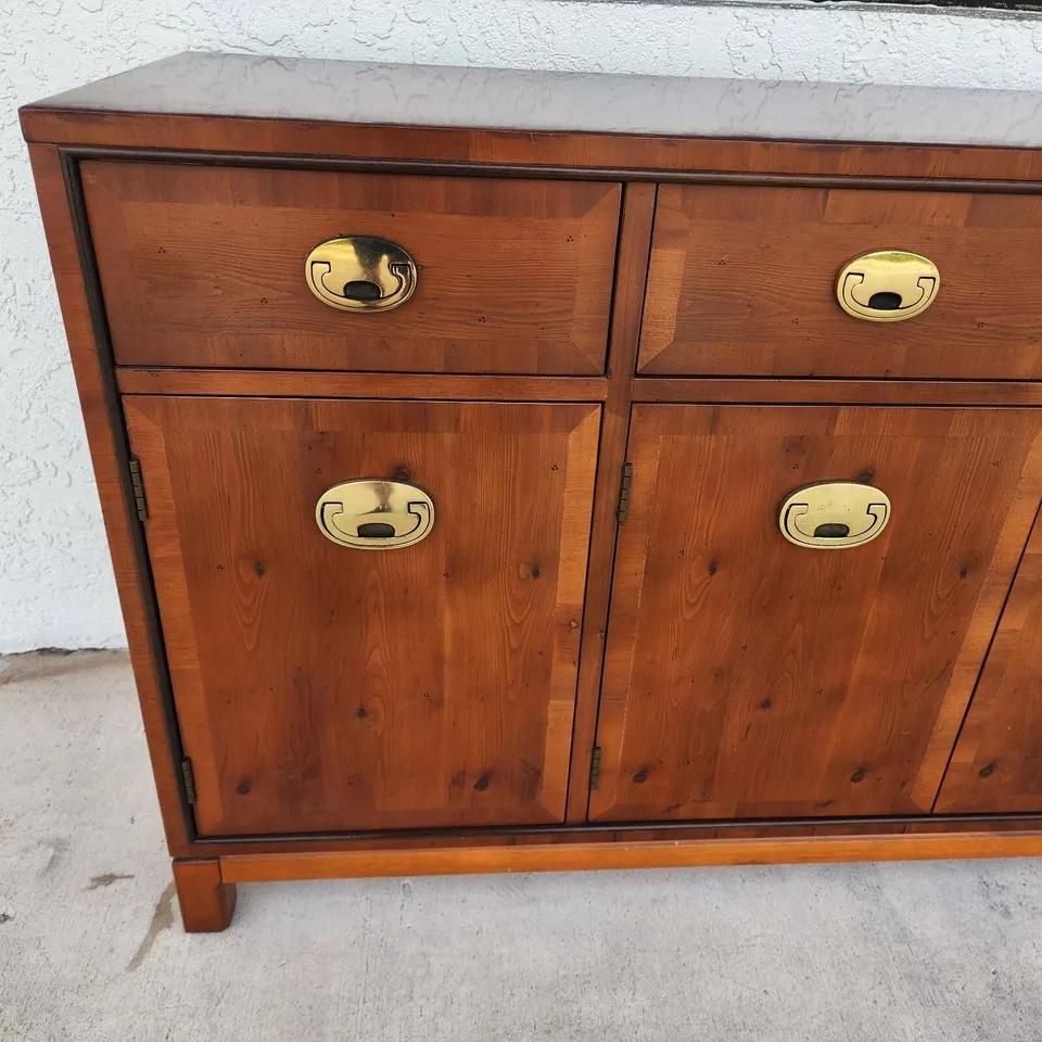 Mid-Century moderno Credenza Buffet Campaigner di Hickory Furniture in vendita